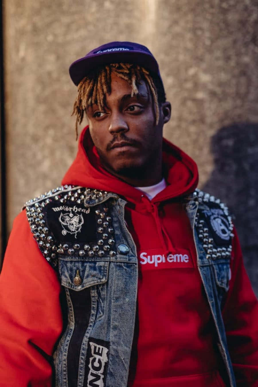 年輕男子身穿紅色連帽衫和鉚釘牛仔背心，戴著紫色帽子。 — Juice Wrld 壁紙