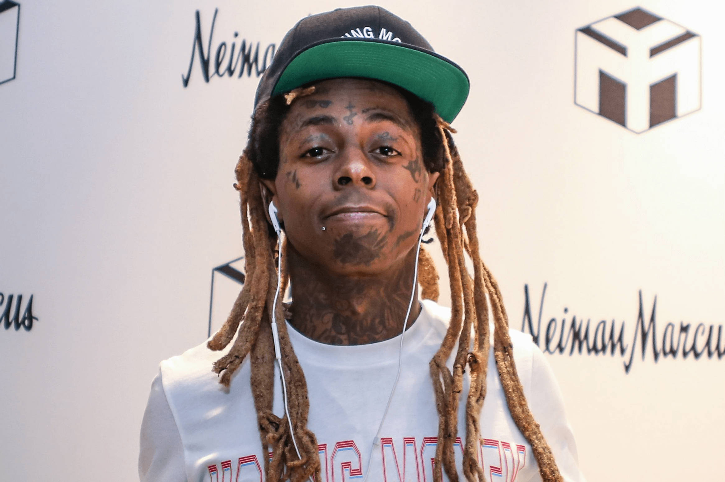 Lil Wayne 桌布 壁紙 — 一名留著辮子頭和刺青的男子在尼曼·馬庫斯活動中戴著綠色帽子、穿著白色襯衫。