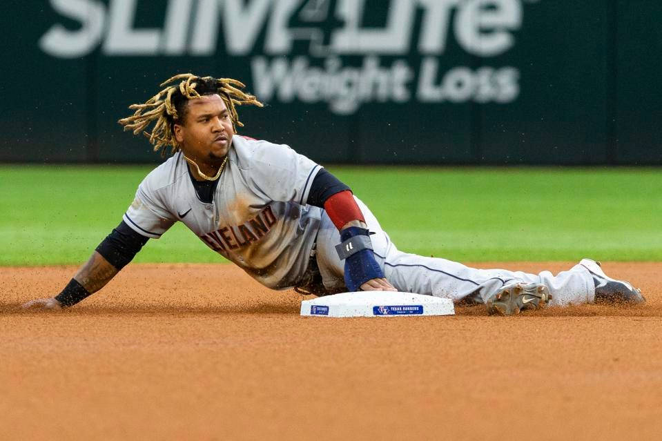 Jose Ramirez 桌布 壁紙 — 一名留著辮子頭的棒球選手在比賽中頭部滑壘進壘，揚起泥土。
