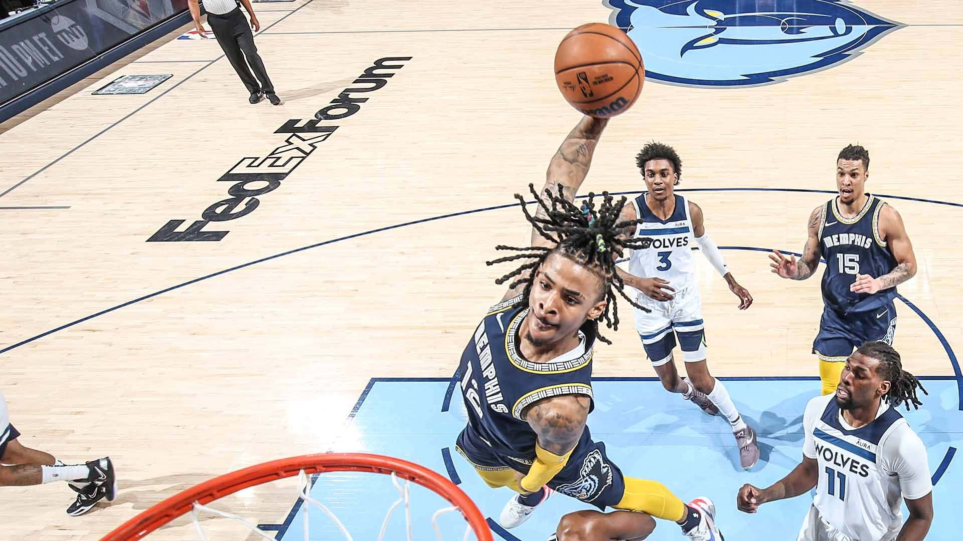 Ja Morant 動圖 桌布 壁紙 — 一名留著辮子頭的籃球運動員在FedExForum的比賽中，身穿曼菲斯灰熊隊球衣灌籃。