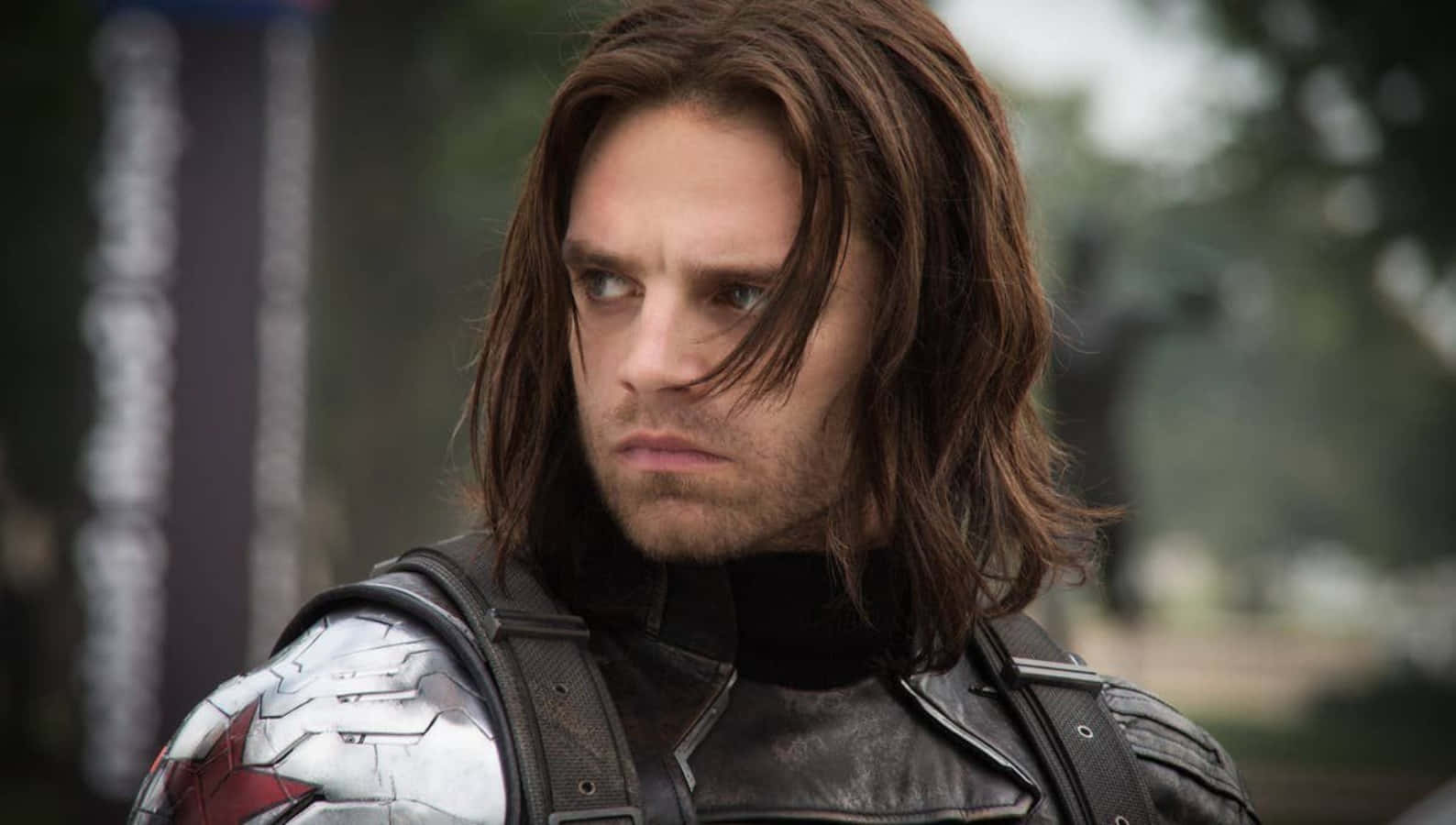 Marvel Aesthetic 桌布 壁紙 — 一名留著長棕色頭髮、表情嚴肅的男子，身穿精緻的銀色和紅色盔甲的特寫。