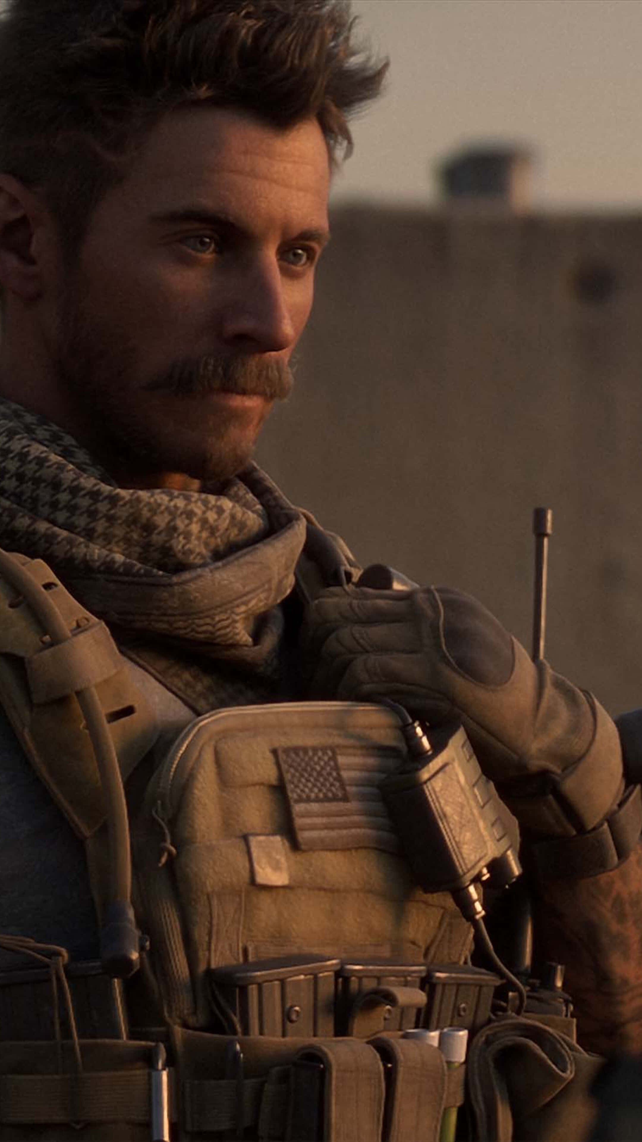 Call Of Duty Mw 桌布 壁紙 — 一名留著鬍子、身穿戰術裝備的粗獷士兵，在夕陽下塵土飛揚的沙漠背景下凝視著。