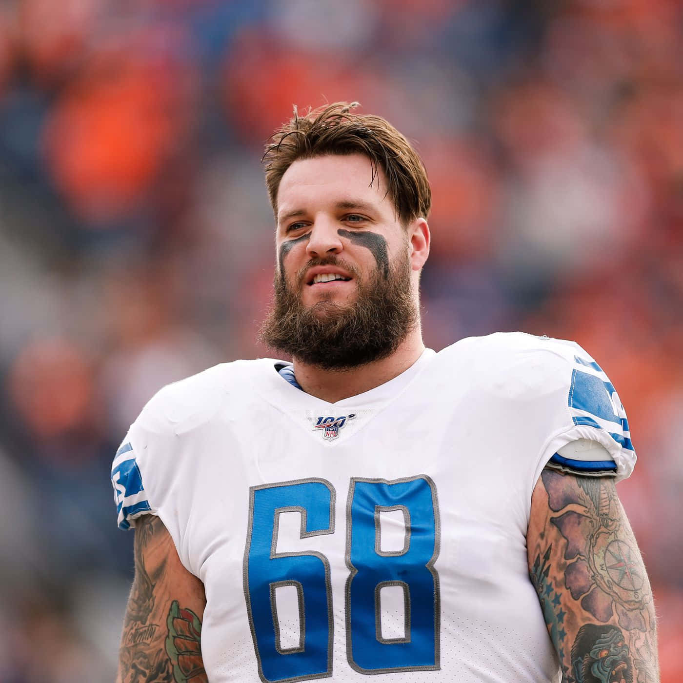 足球 桌布 壁紙 — 一名留鬍子的NFL球員近照，身穿68號球衣，臉上塗有藍色顏料，手臂上有刺青。
