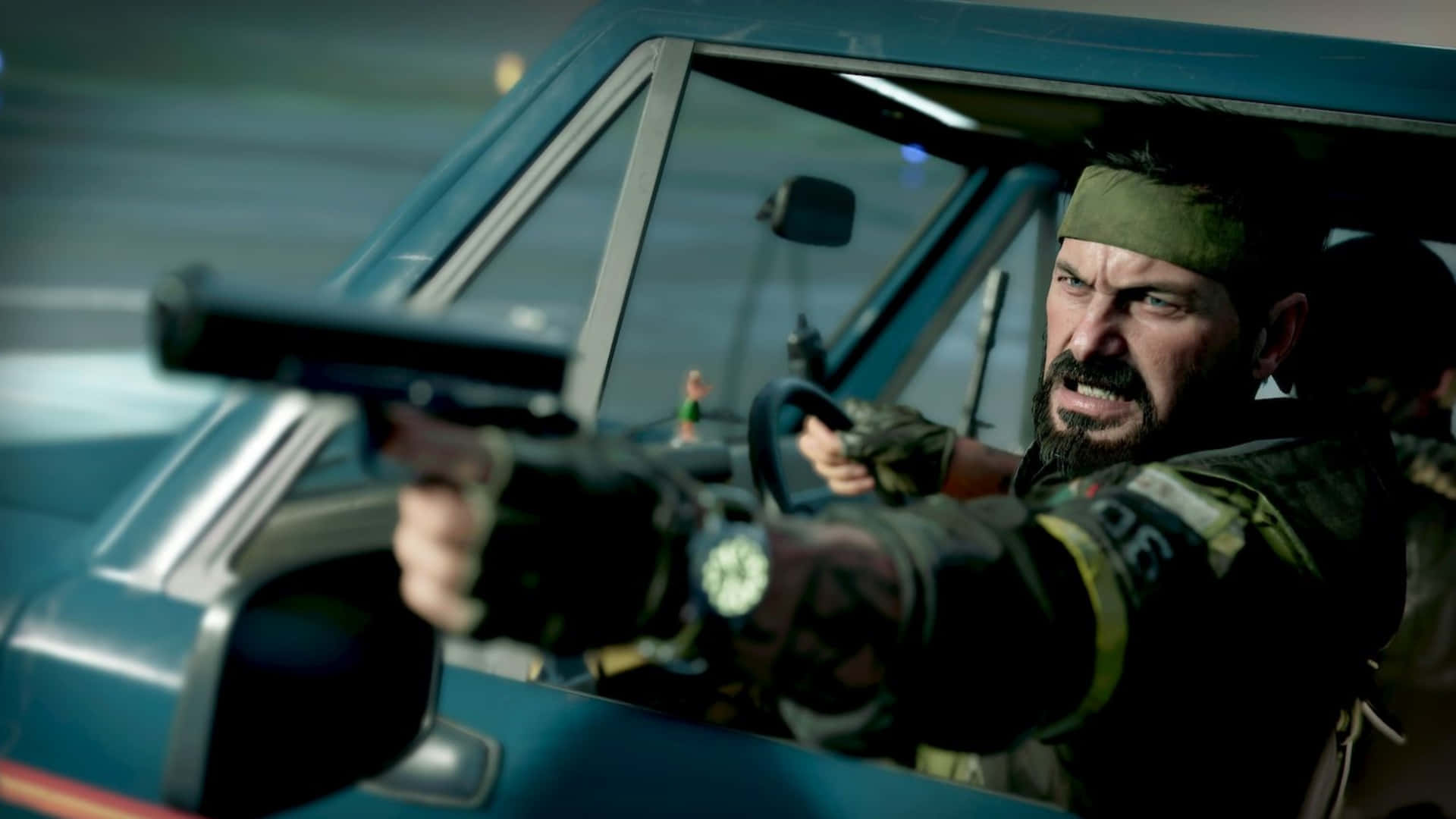 1920x1080 Call Of Duty Black Ops Cold War 桌布 壁紙 — 一名留鬍子的士兵戴著綠色頭帶，從一輛高速行駛的藍色車輛的駕駛座上開槍。