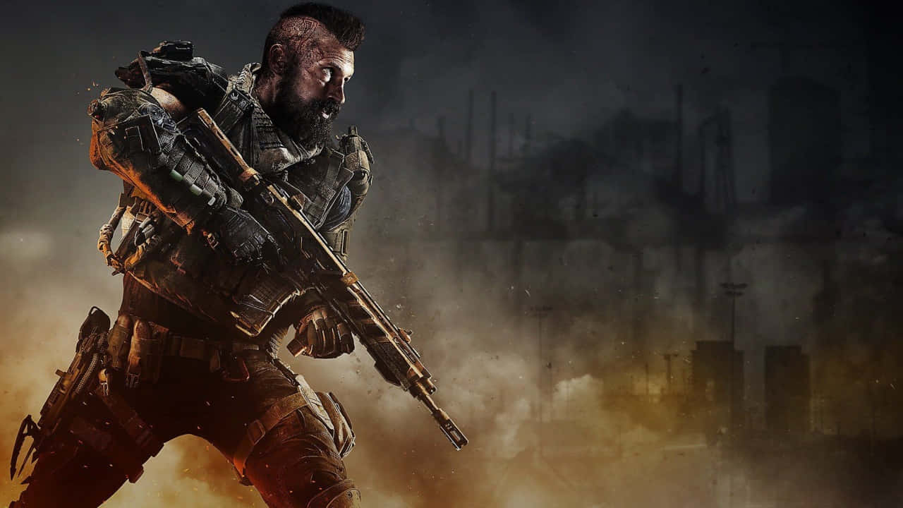 720p Call Of Duty Black Ops Cold War 桌布 壁紙 — 一名留鬍子的士兵身穿戰術裝備，在煙霧中持步槍於戰火摧殘的城市環境中前進。
