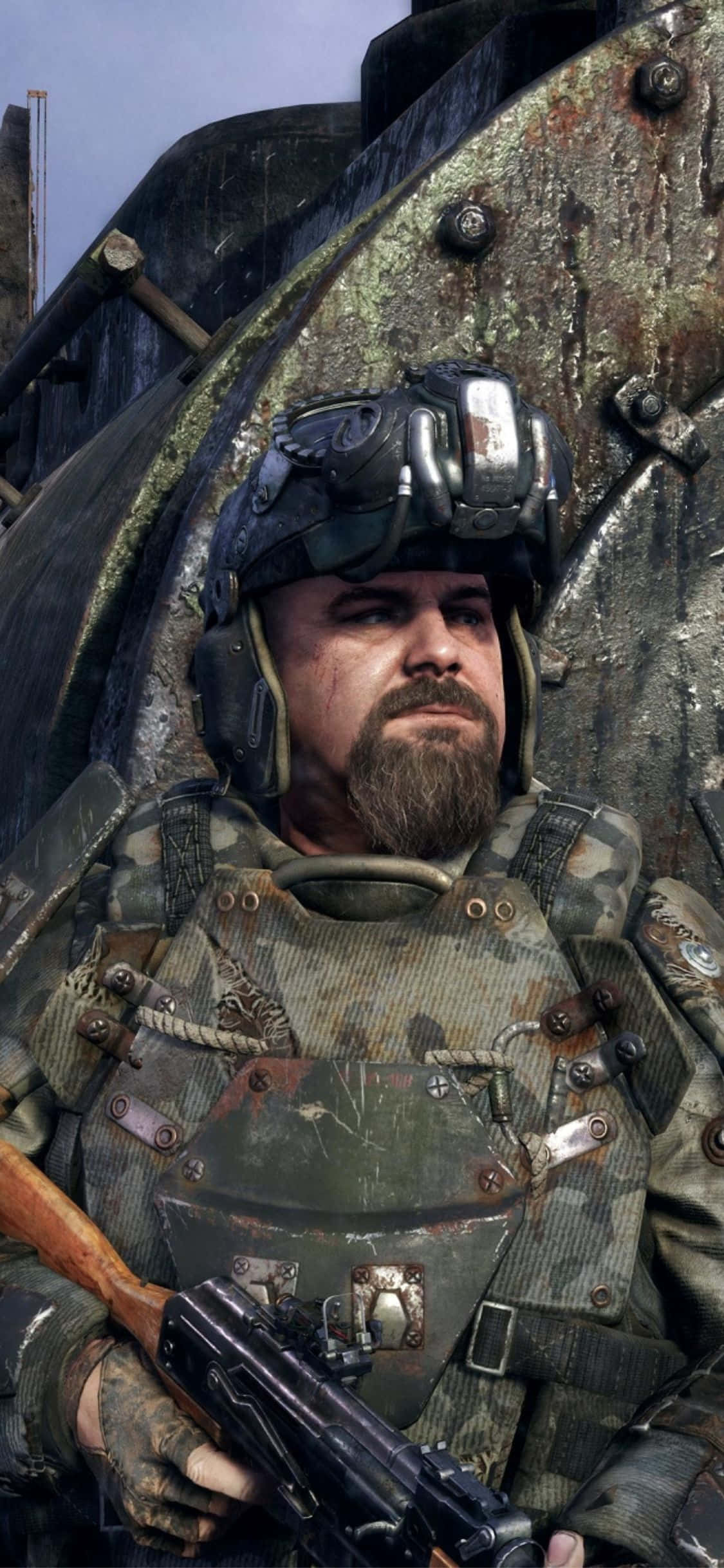 iPhone X Metro Exodus 桌布 壁紙 — 一名留鬍子的士兵身穿破舊迷彩盔甲和頭盔，在鏽蝕金屬背景下持步槍。
