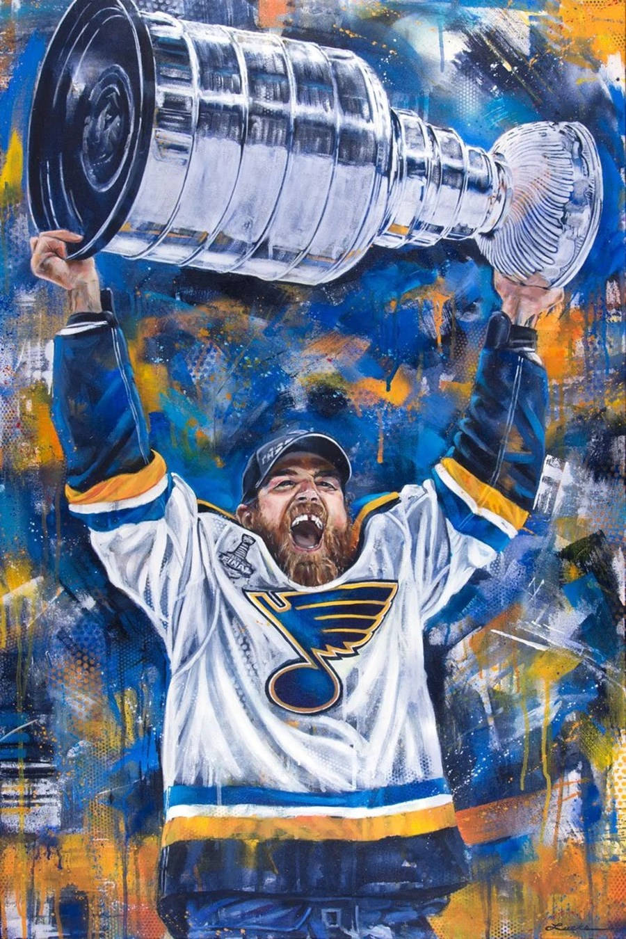 hockey 桌布 壁紙 — 一名留鬍子的曲棍球運動員身穿聖路易斯藍調球衣，在充滿活力的抽象背景上將史丹利盃高舉過頭，慶祝勝利。