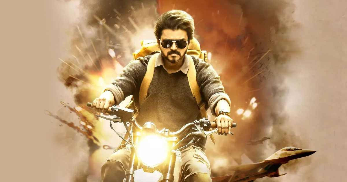 Bollywood HD 桌布 壁紙 — 一名留鬍鬚、戴太陽眼鏡的男子，在戰鬥機背景下騎摩托車穿過爆炸。