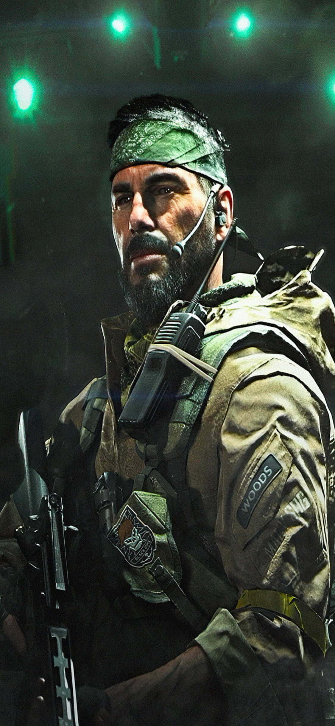 soldier 桌布 壁紙 — 一名留鬍鬚、戴綠色頭巾的粗獷士兵站在綠色舞台燈光下，手持步槍。