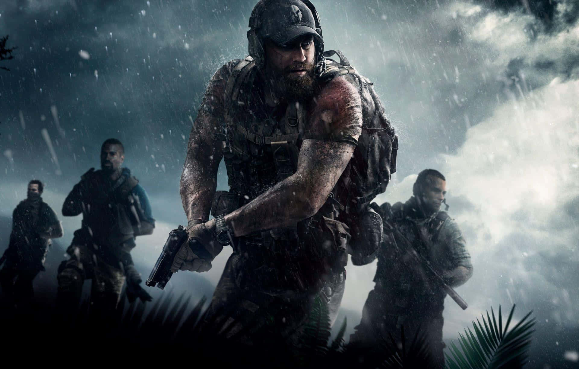 Ghost Recon 桌布 壁紙 — 一名留鬍鬚、戴頭盔的粗獷士兵在烏雲密佈下，與武裝同袍一起穿越暴風雨中的叢林。