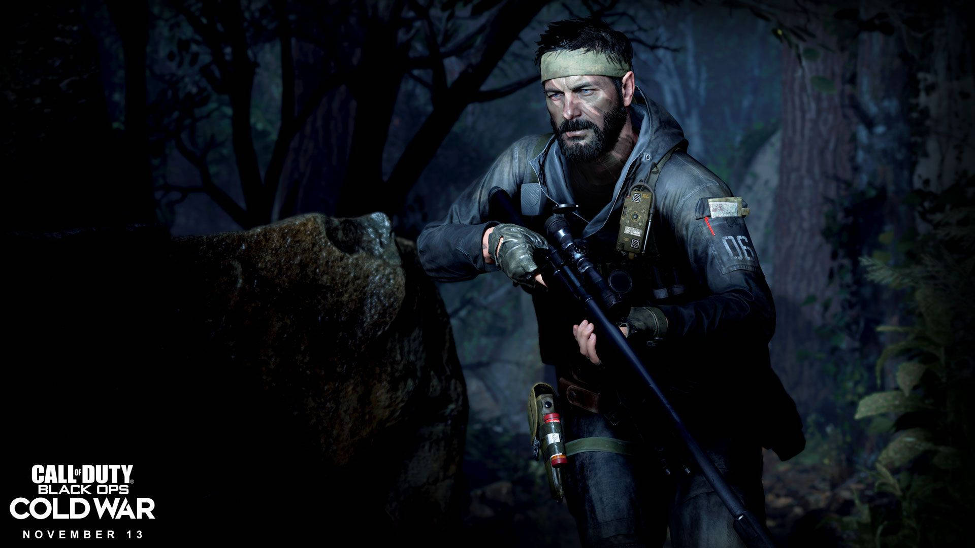 Cod 桌布 壁紙 — 一名留鬍鬚的士兵身穿戰術裝備，在夜間黑暗多霧的森林中蹲在岩石後面，手持步槍。