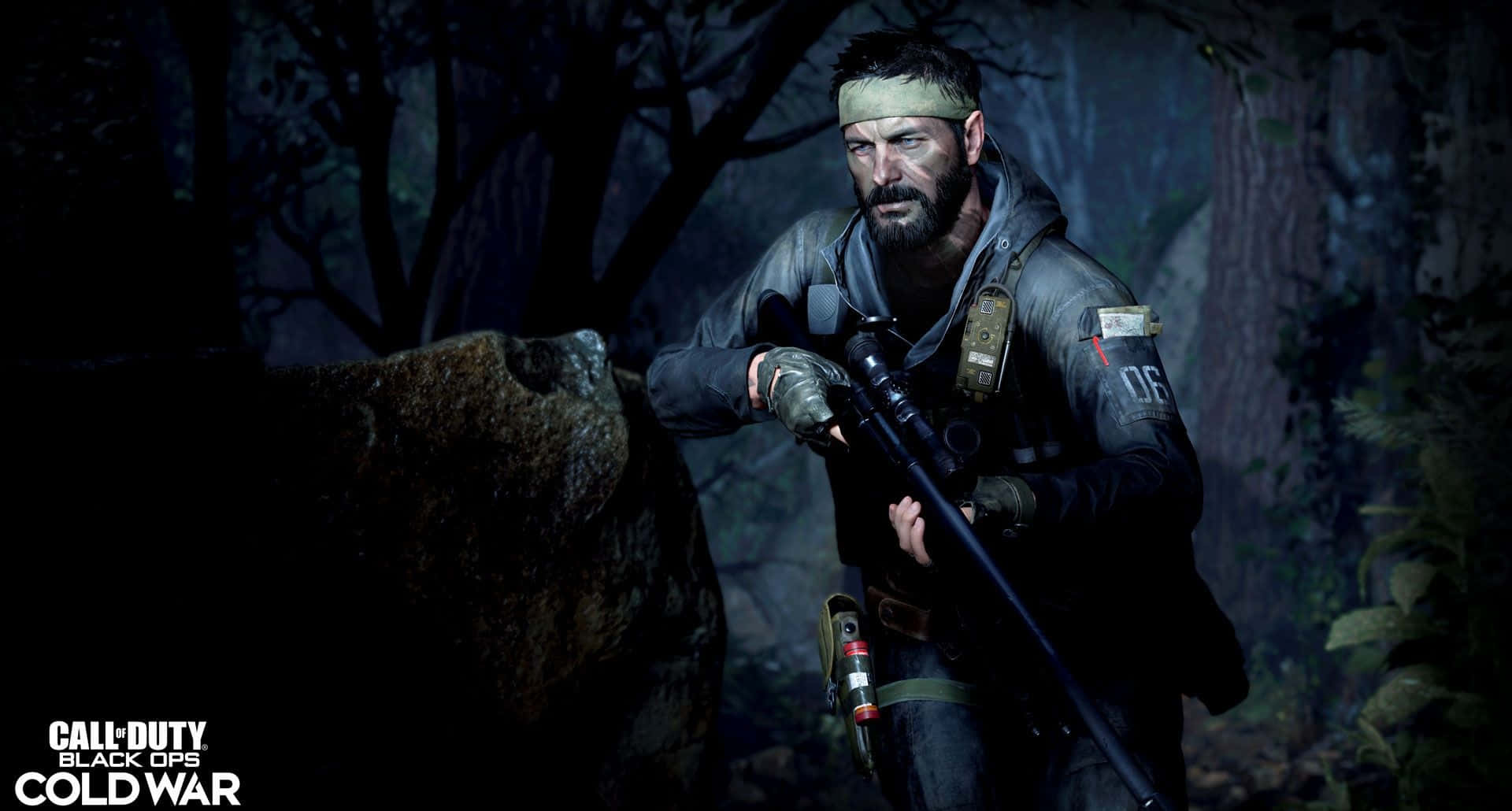 1920x1080 Call Of Duty Black Ops Cold War 桌布 壁紙 — 一名留鬍鬚的士兵身穿戰術裝備，在黑暗霧氣籠罩的森林中蹲在岩石後方，手持狙擊步槍。