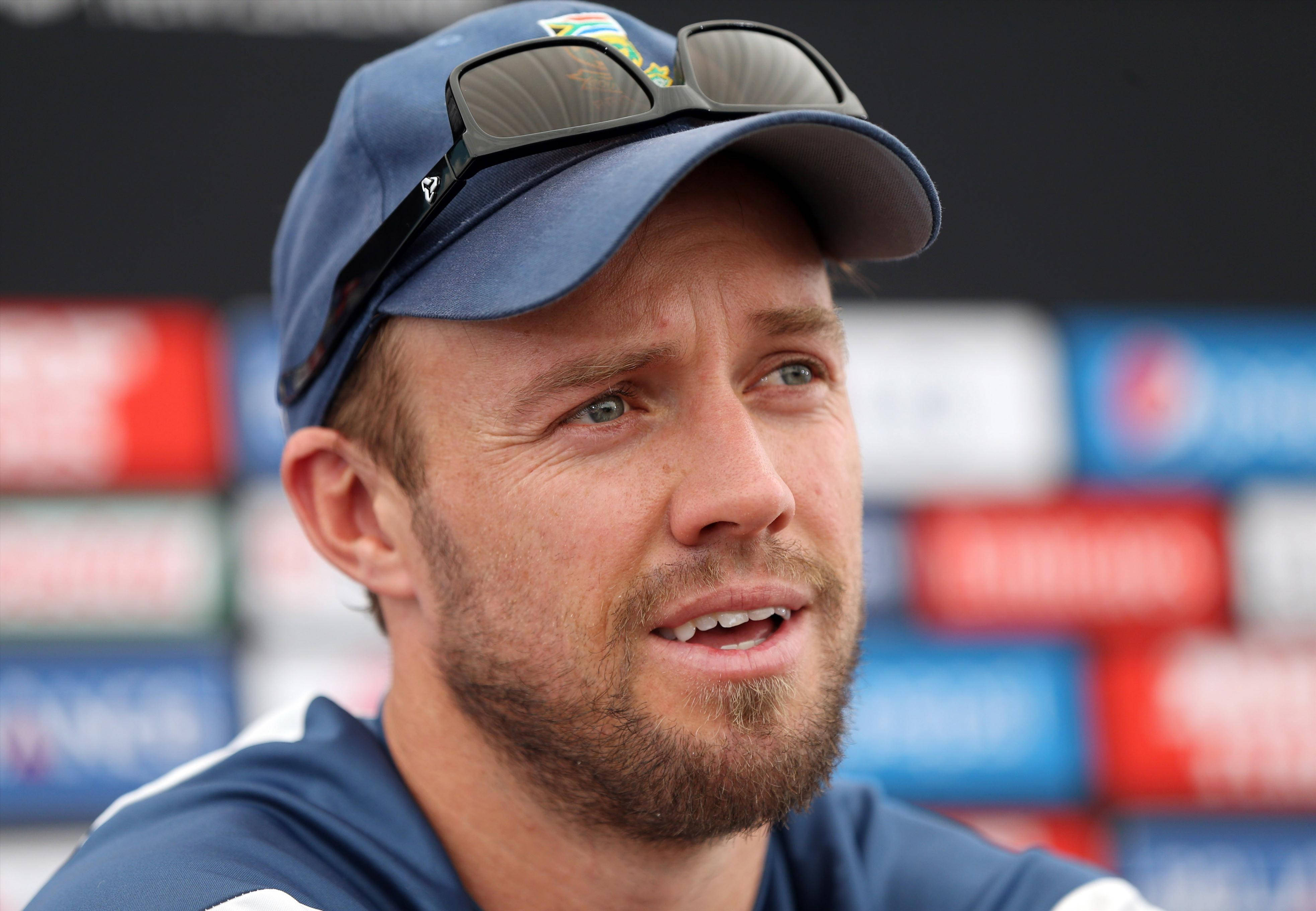 Ab De Villiers 桌布 壁紙 — 一名留鬍鬚的男子近照，戴著藍色帽子，太陽眼鏡擱在帽上，目光望向鏡頭外，神情若有所思。