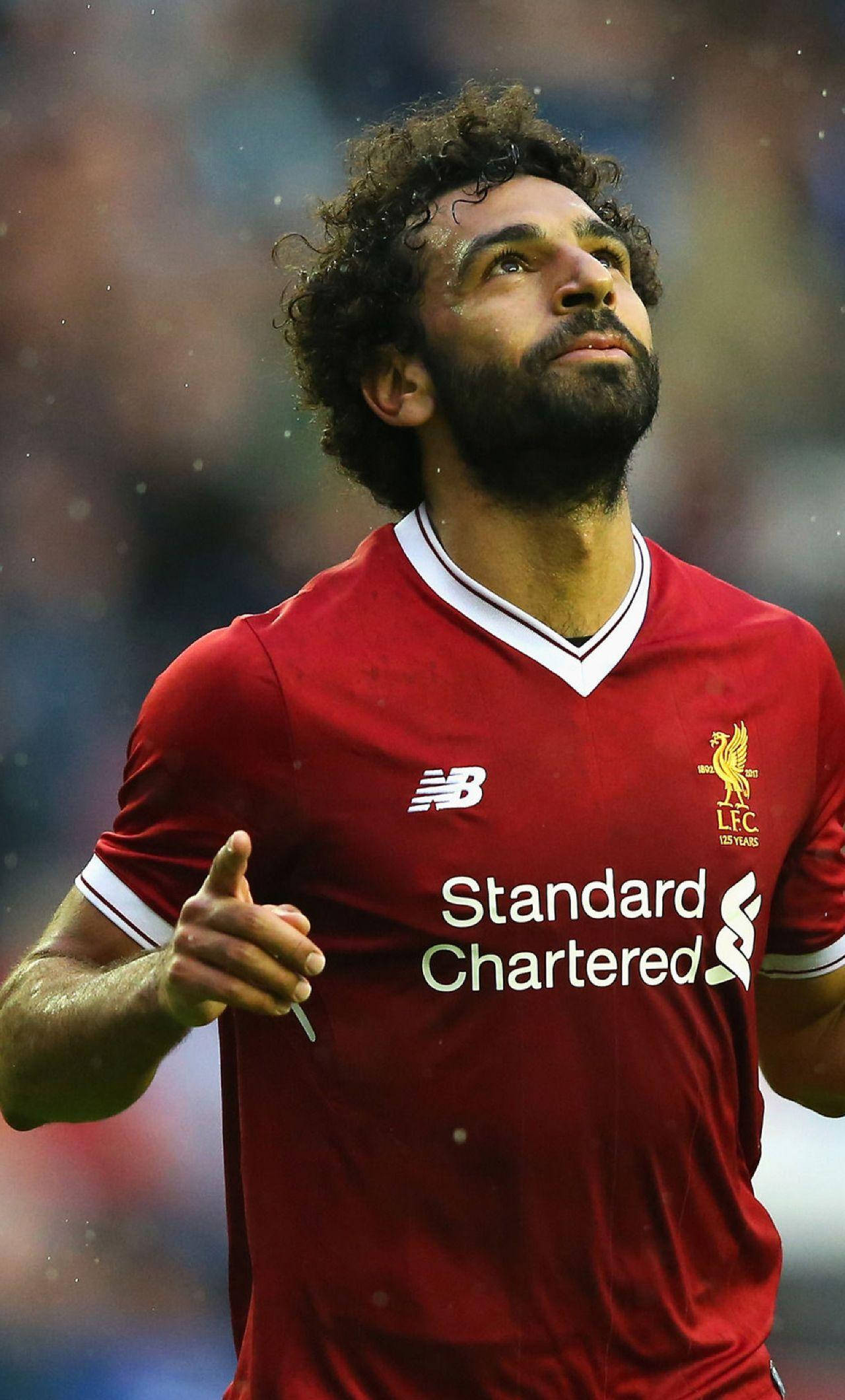 Salah 桌布 壁紙 — 一名留鬍鬚的足球員身穿紅色利物浦球衣，專注地向上望的特寫。