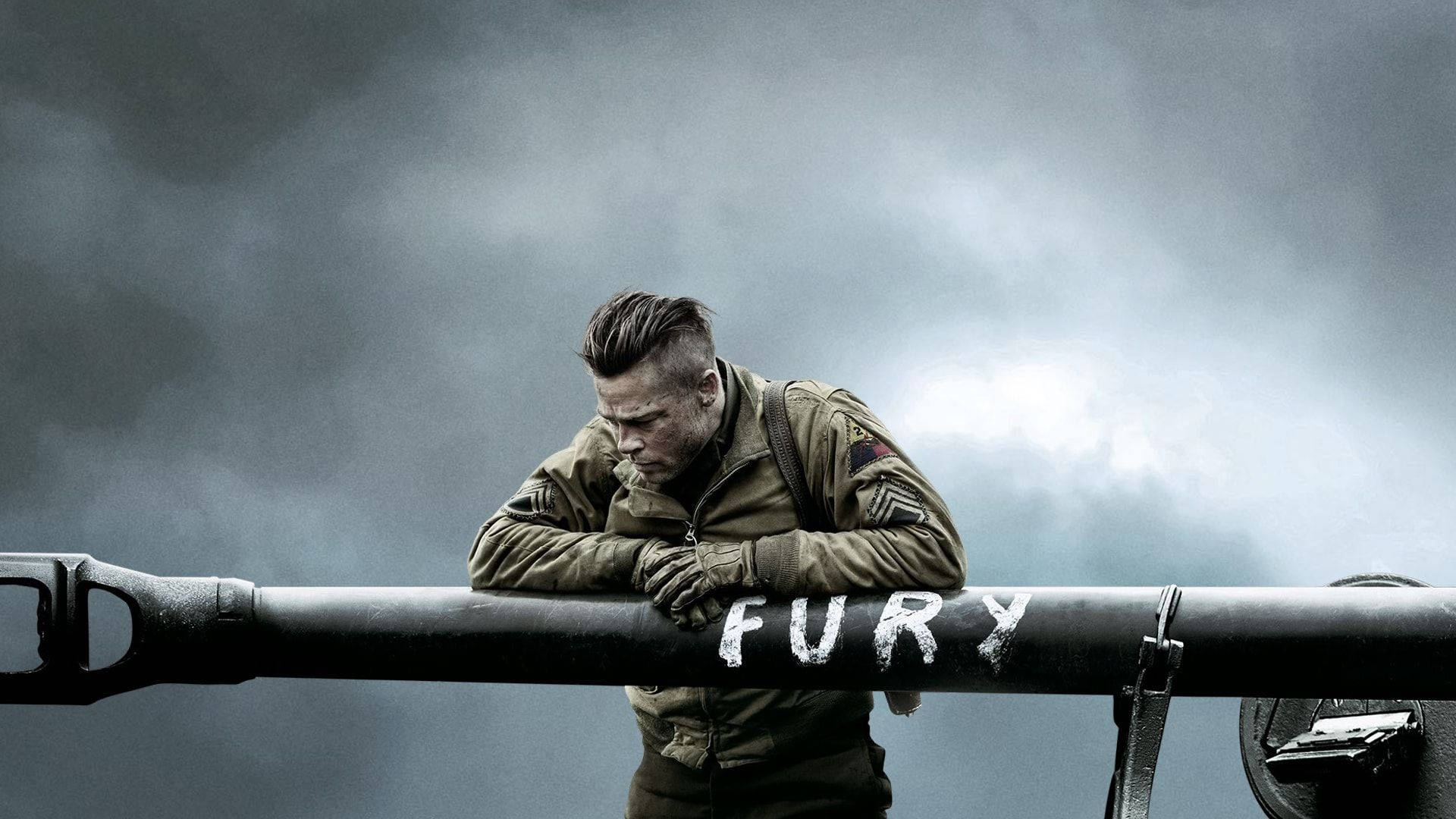 Ww2 桌布 壁紙 — 一名疲憊的士兵倚靠在標有「FURY」的坦克炮管上，天空灰暗風暴來襲。