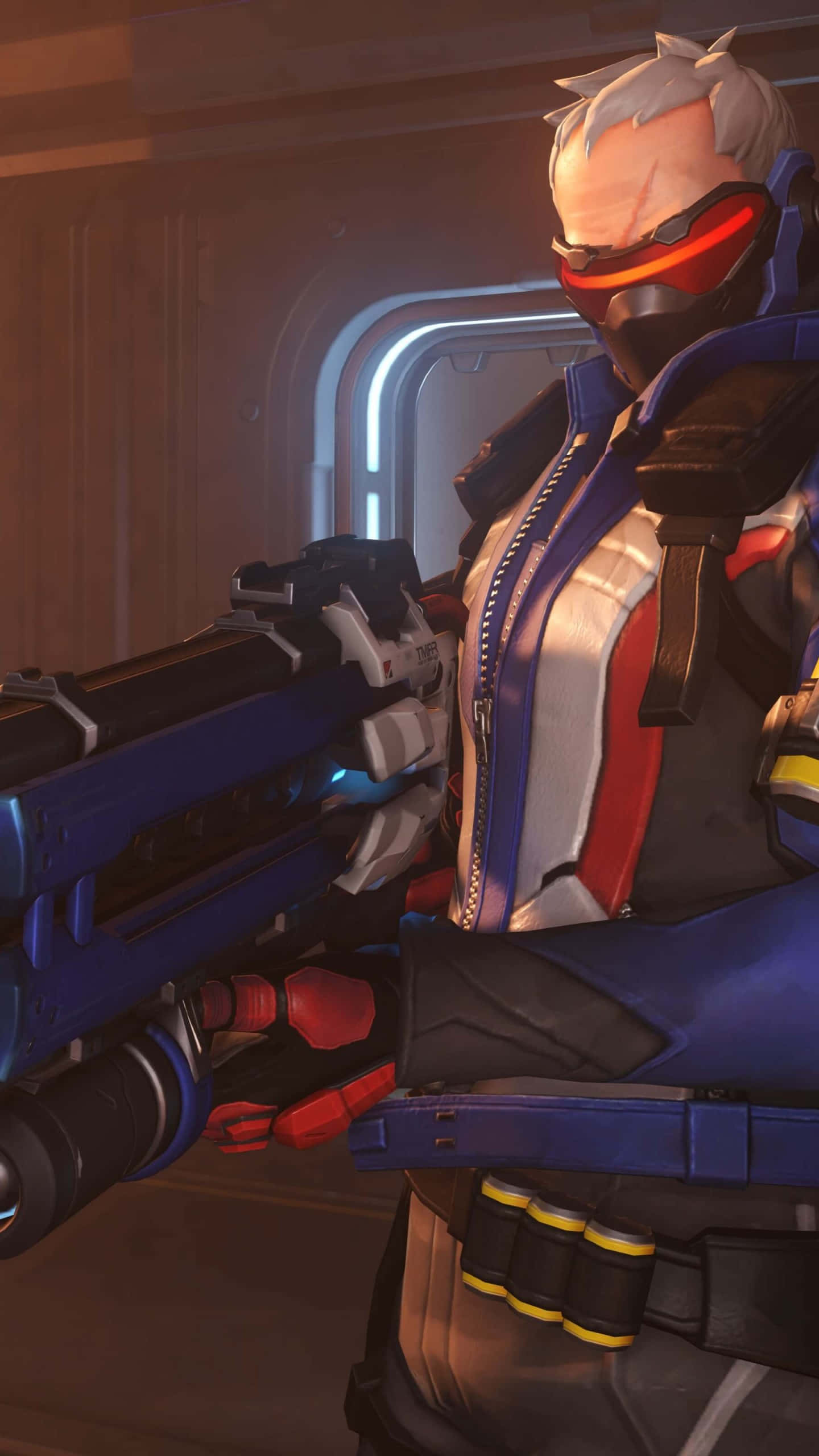 Soldier 76 桌布 壁紙 — 一名白髮紅面罩的未來戰士在發光的門口內手持一把巨大的藍色武器。