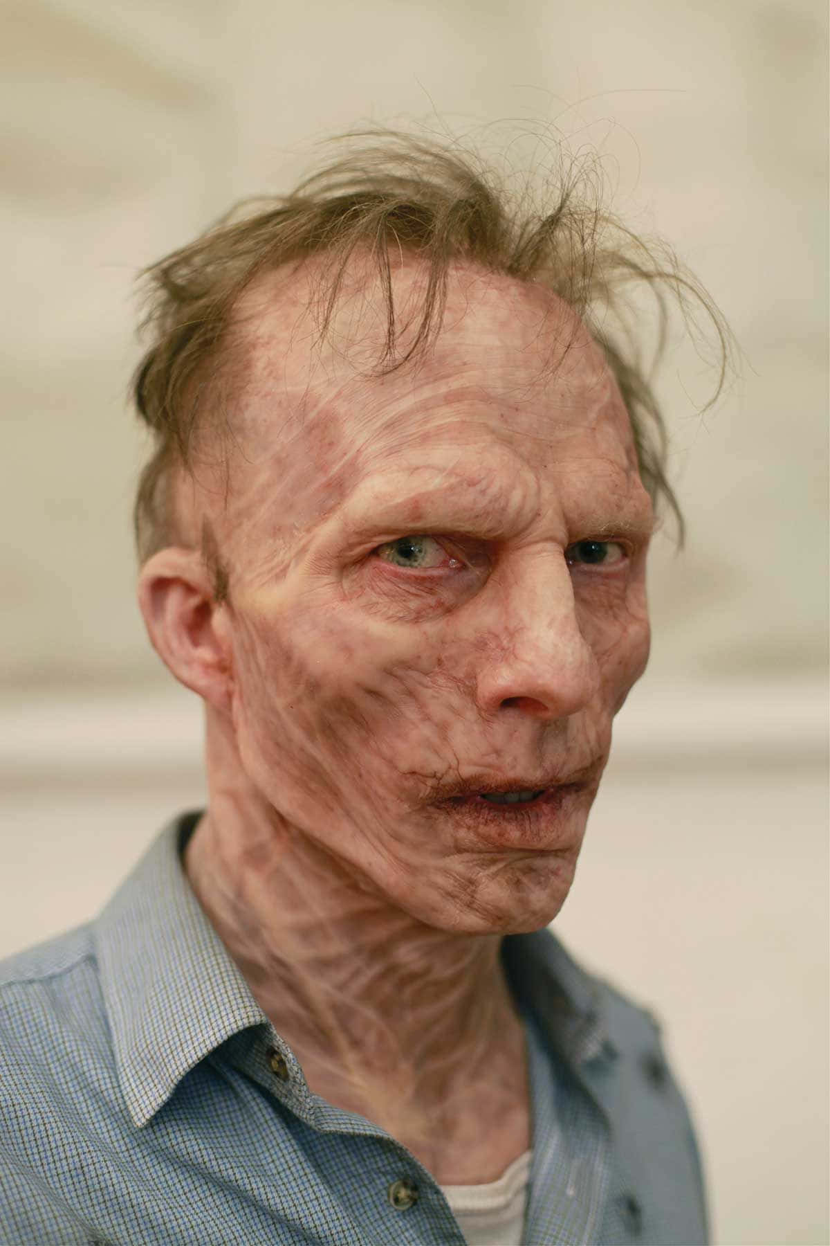 Zombie Apocalypse 桌布 壁紙 — 一名皮膚嚴重皺紋及粗糙的男士的特寫肖像，身穿藍色格紋襯衫。