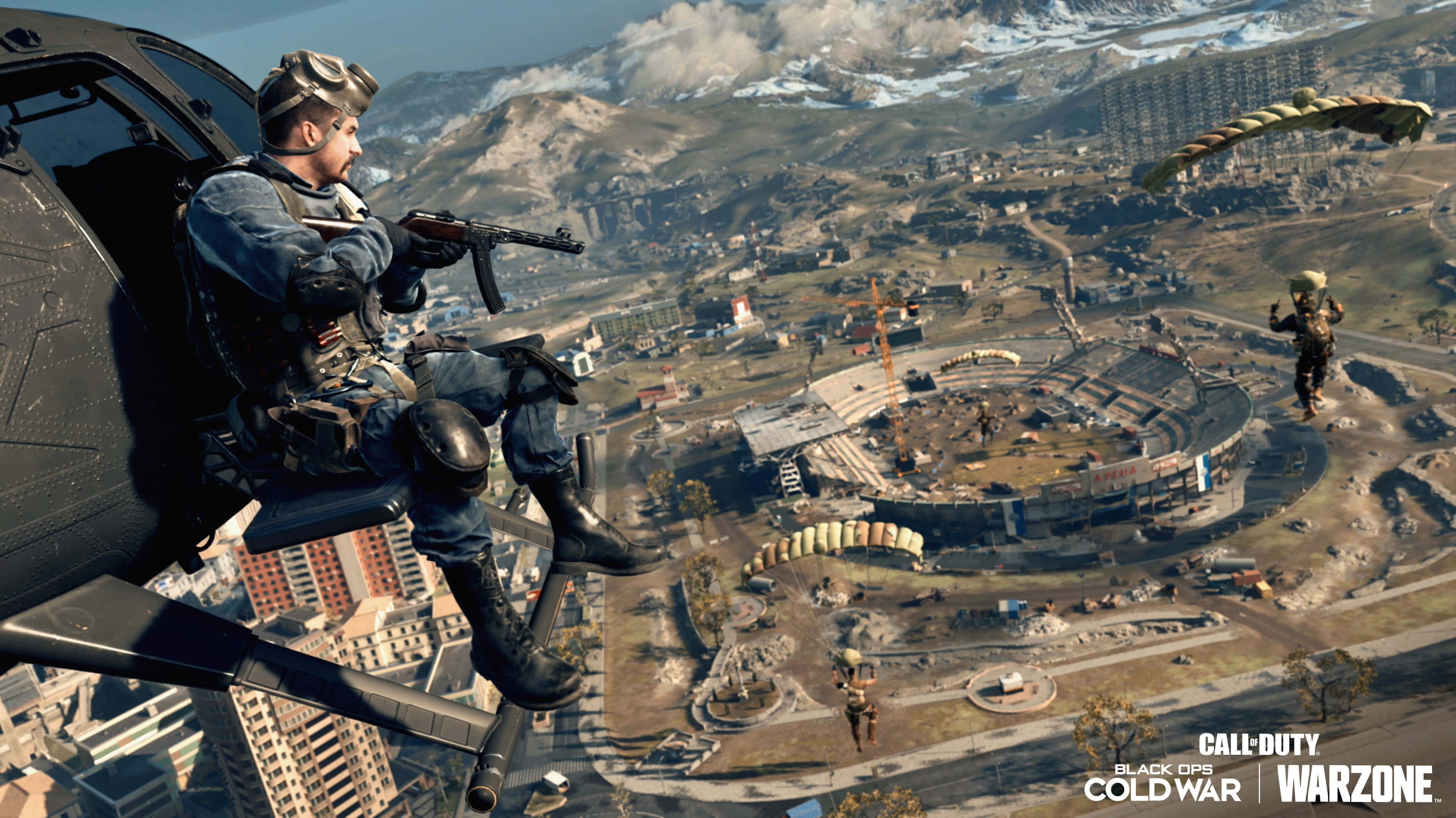 4K Call Of Duty Black Ops Cold War 桌布 壁紙 — 一名直升機上的士兵俯瞰戰爭摧殘的城市景觀，附近有跳傘者正在下降。