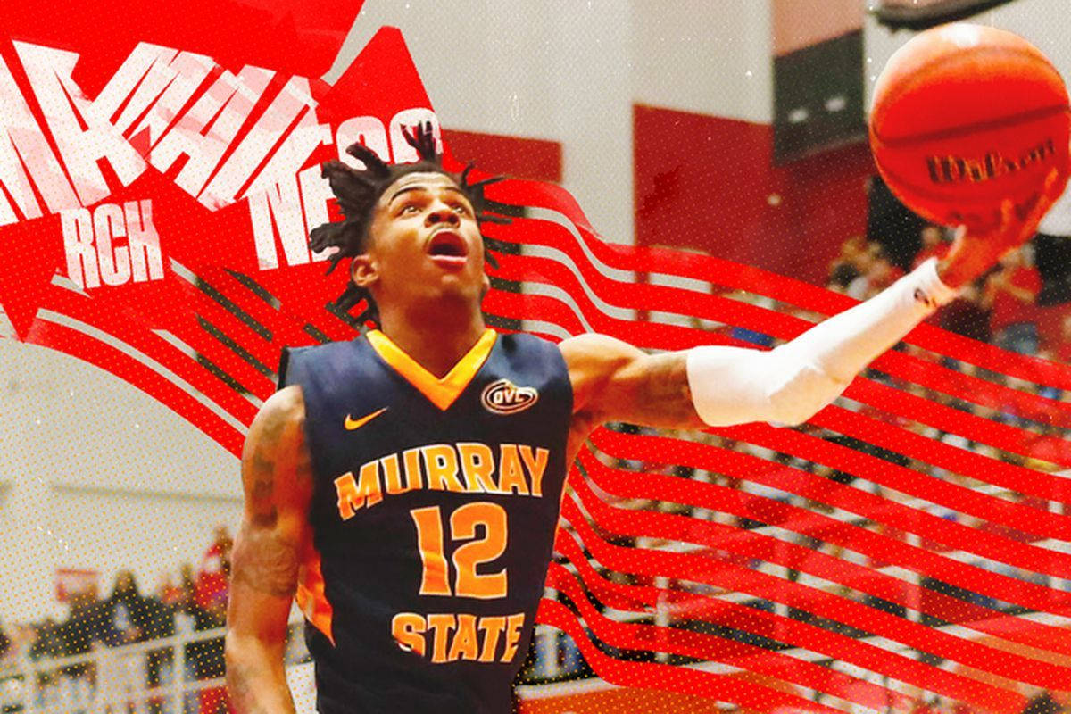 穿著 Murray State 球衣的籃球運動員在紅色圖形背景下投籃。 — Ja Morant 動圖 壁紙