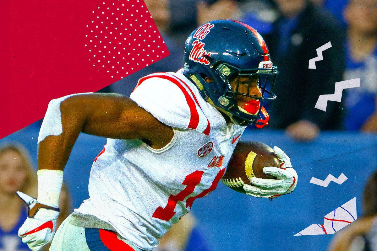 Dk 桌布 壁紙 — 一名穿著 Ole Miss 裝備的美式足球員在動態圖形疊加和模糊的體育場人群中持球衝刺。