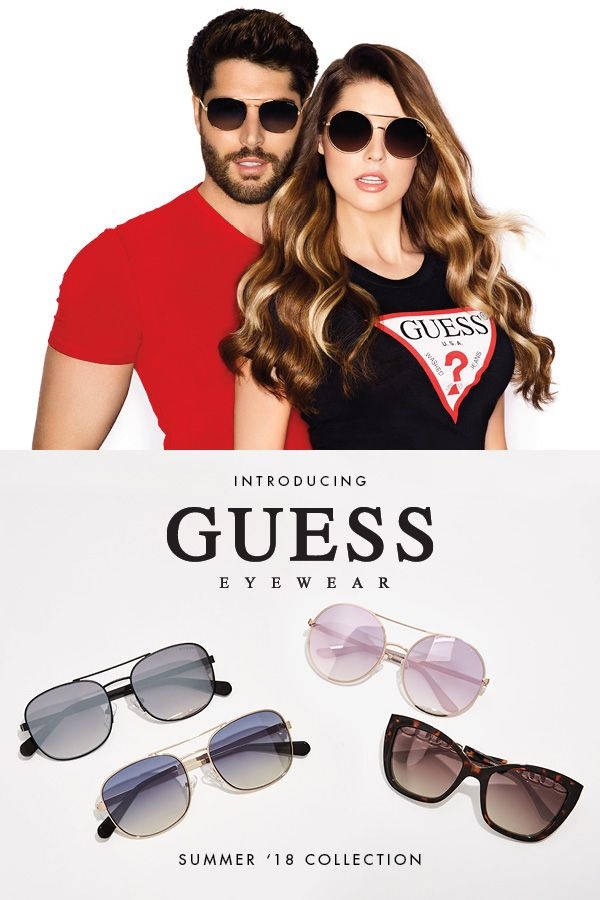 Sunglasses 桌布 壁紙 — 一名穿著Guess品牌T恤的男女在純白背景前戴上時尚太陽眼鏡，下方顯示四個額外鏡框。