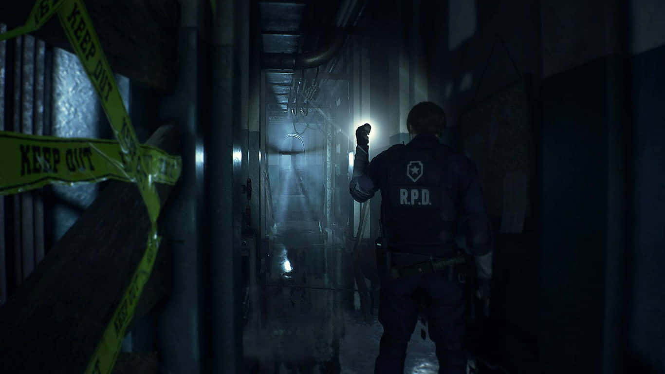 1366x768 Resident Evil 2 桌布 壁紙 — 一名穿著R.P.D.背心的警察沿著昏暗的工業走廊行走，手電筒光束劃破灰塵，左側有黃色「KEEP OUT」膠帶。