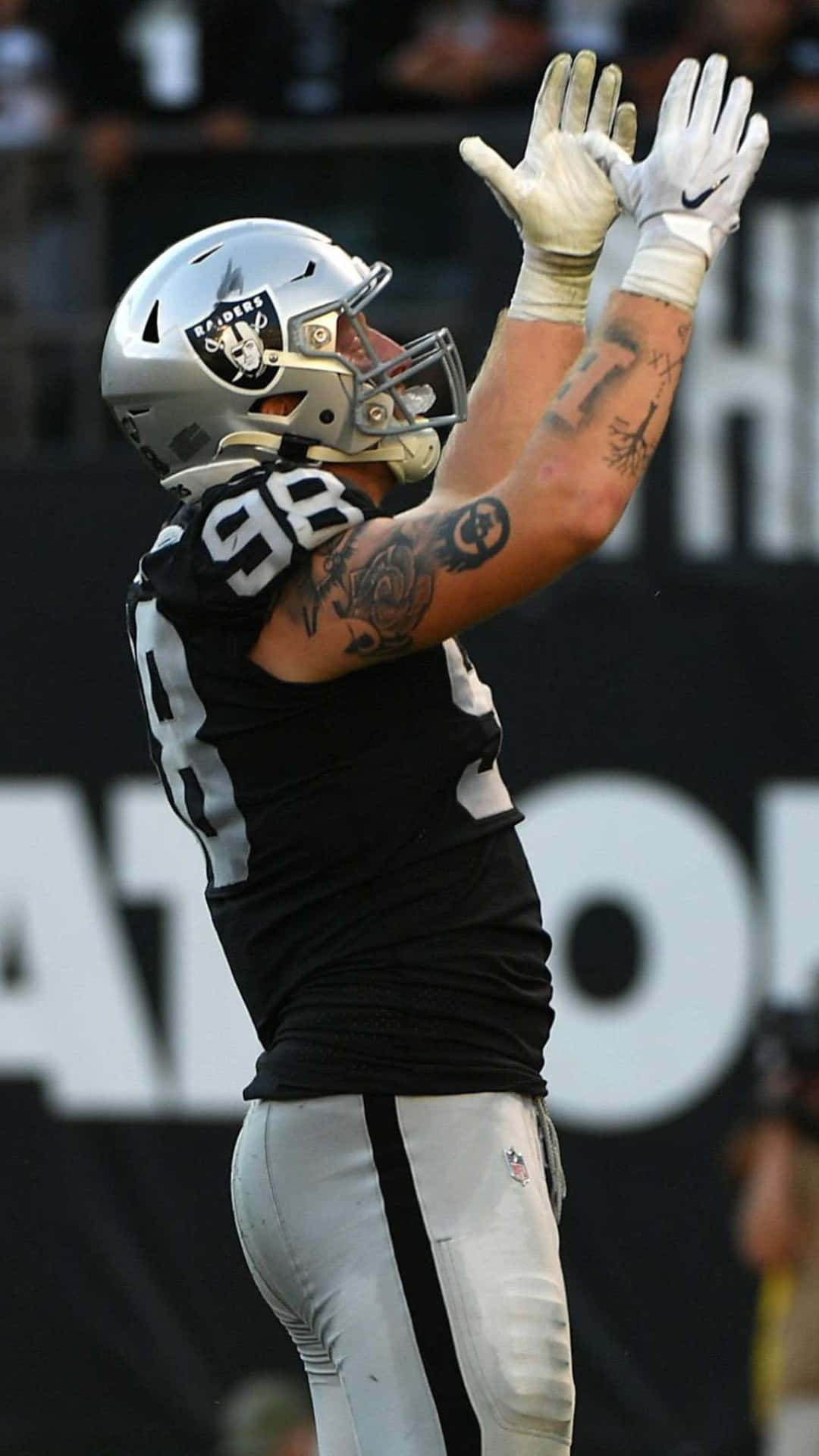 穿著Raiders球衣的足球員舉臂慶祝。 — 辛辛那提猛虎 壁紙