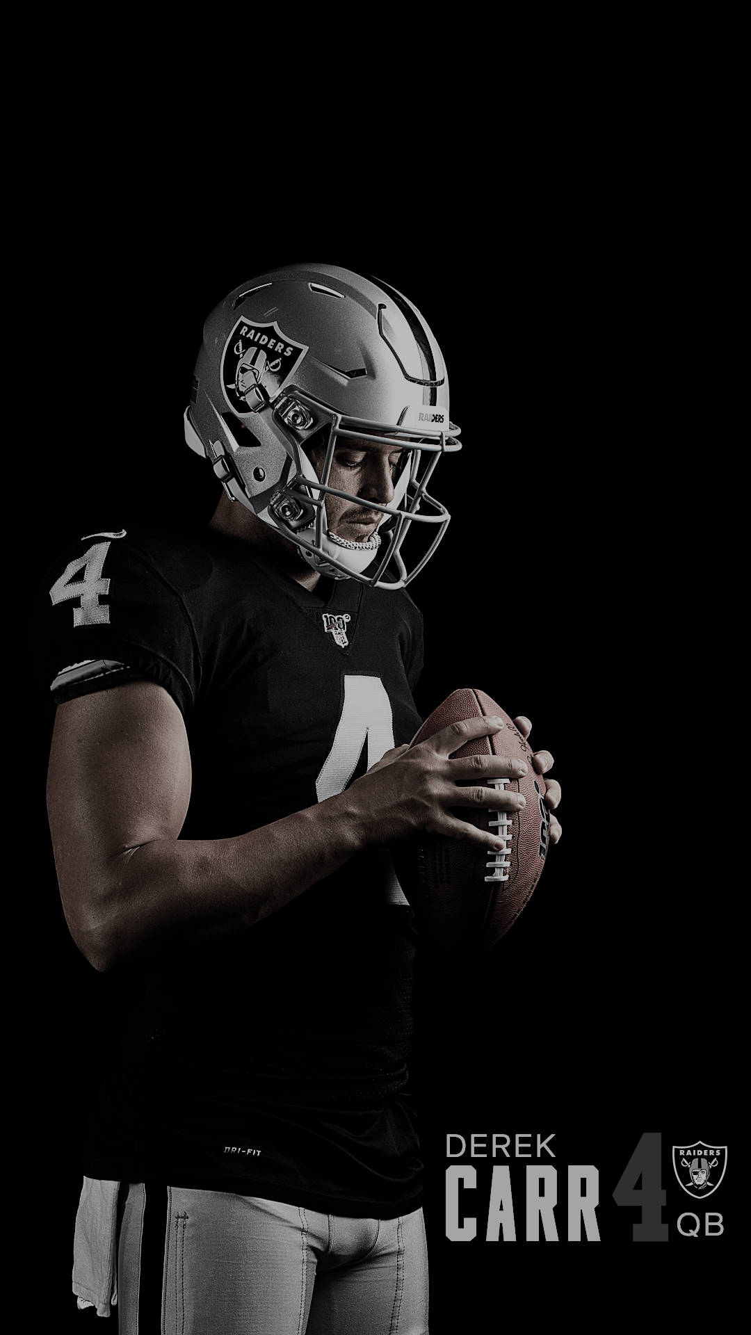 運動 桌布 壁紙 — 一名穿著Raiders隊服的美式足球四分衛在黑色背景下持球，燈光效果戲劇性。