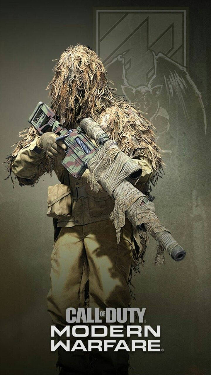 使命召喚 桌布 壁紙 — 一名穿著全套吉利服的士兵在帶有褪色標誌的深色背景前手持帶瞄準鏡的步槍。