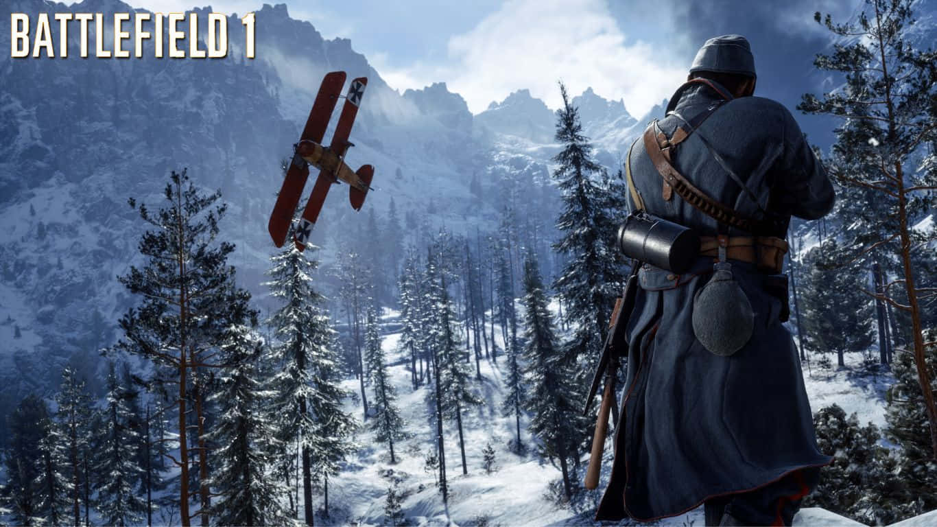1366x768 Battlefield 1 桌布 壁紙 — 一名穿著冬季裝備的士兵站在雪地森林中，看著一架紅色雙翼飛機飛過積雪的山峰。