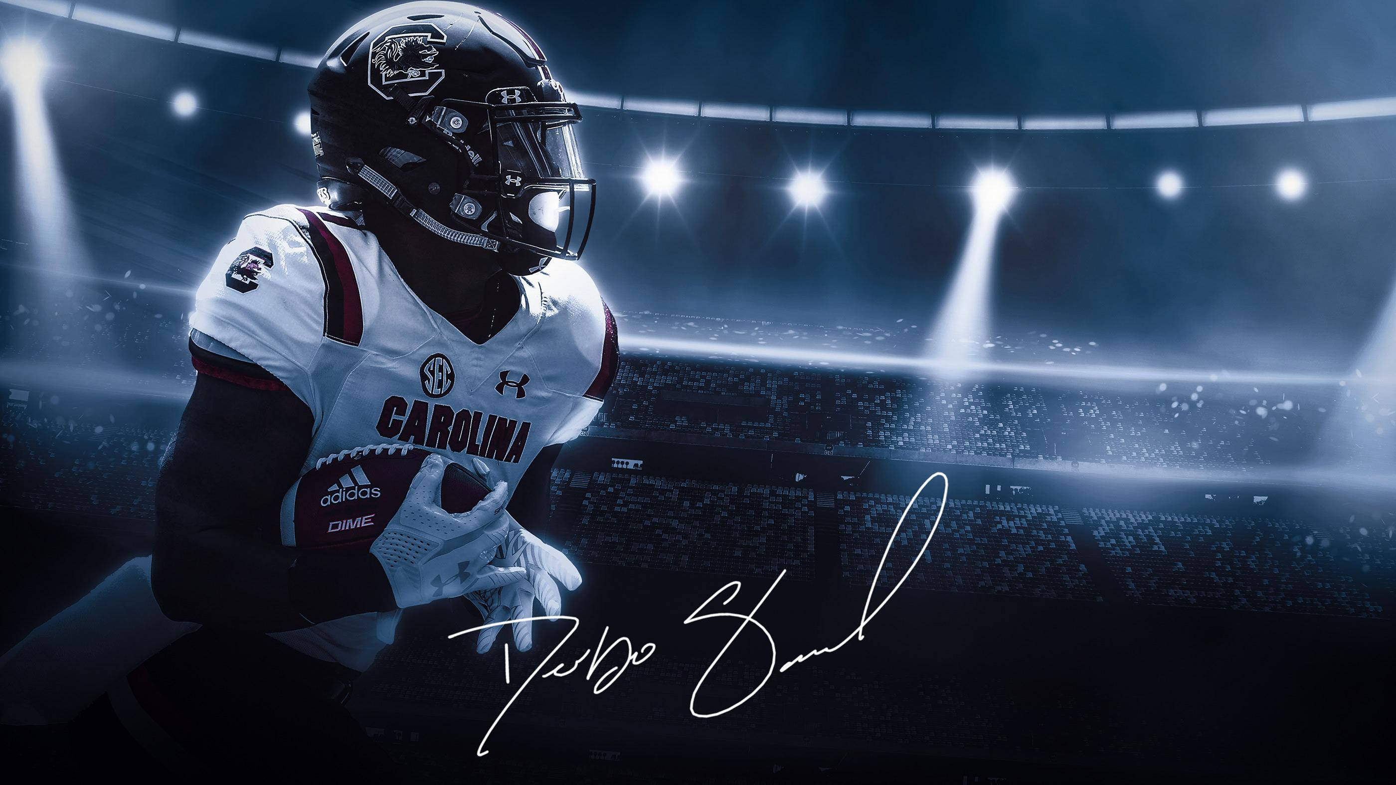 Deebo 桌布 壁紙 — 一名穿著卡羅萊納隊服的美式足球運動員在球場燈光下拿著球，下方有簽名。