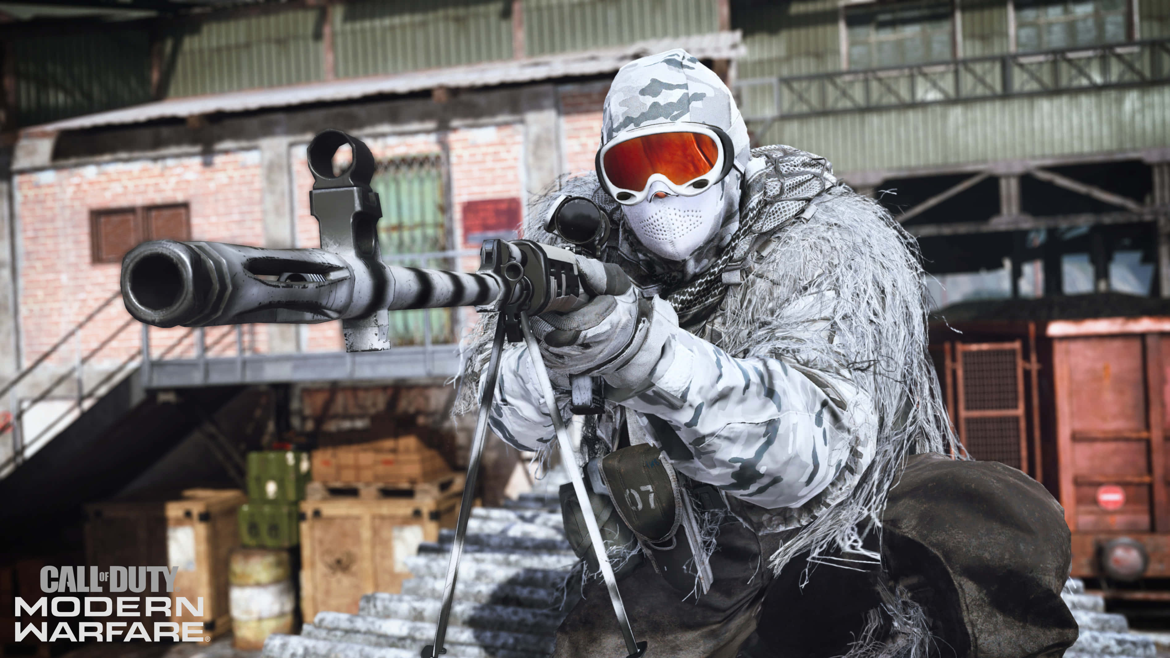 4K Call Of Duty Modern Warfare 桌布 壁紙 — 一名穿著吉利服和橙色護目鏡的士兵，在積雪的工業屋頂上瞄準狙擊步槍。