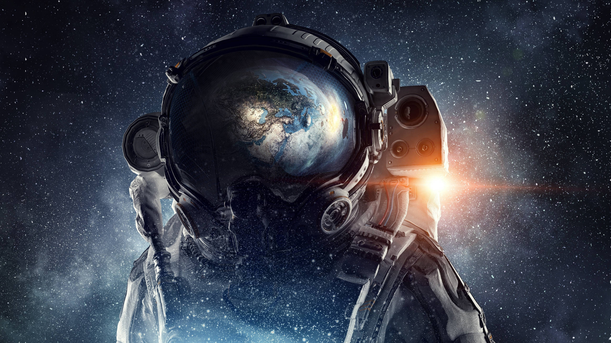 太空 桌布 壁紙 — 一名穿著太空衣的太空人凝視著頭盔中反射的地球，背景是繁星點點的宇宙和耀眼的太陽耀斑。
