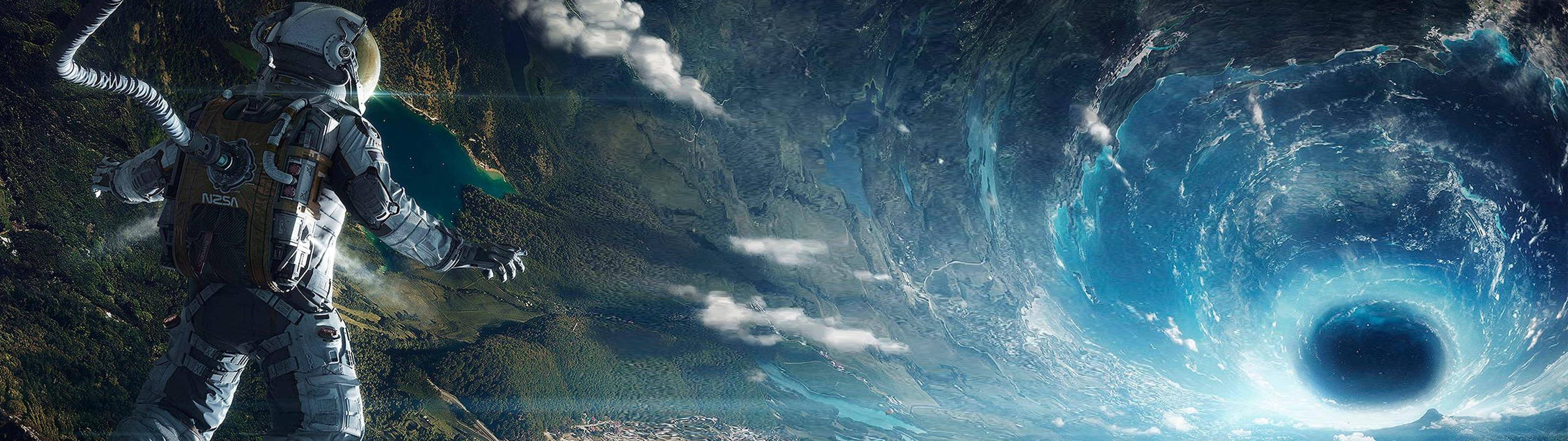太空人 桌布 壁紙 — 一名穿著太空衣的太空人站在行星表面，凝視天空中旋轉的藍色黑洞。