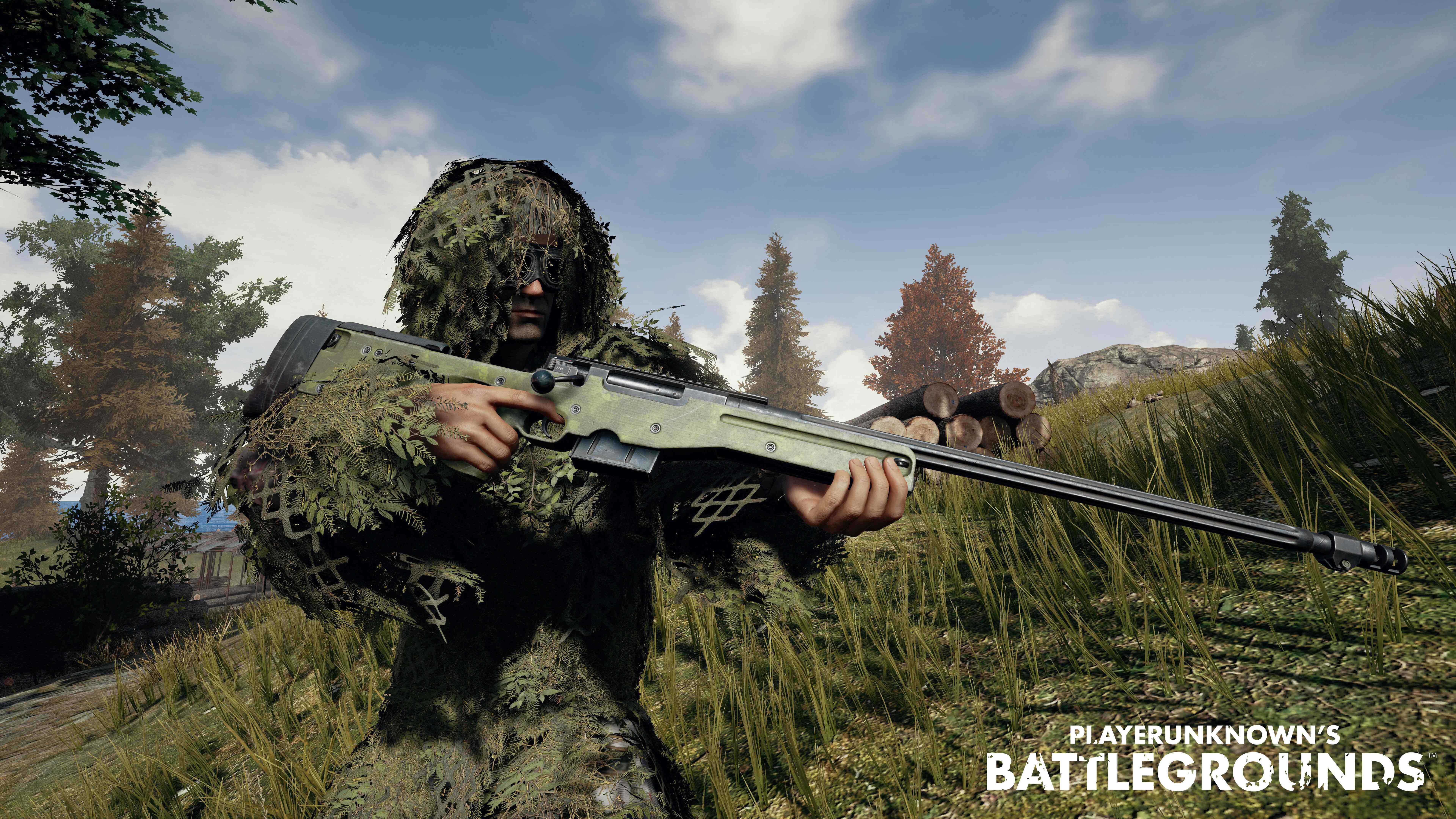 Pubg Guns 桌布 壁紙 — 一名穿著完整吉利服的士兵，在部分多雲的天空下，從長滿草的山坡上瞄準狙擊步槍。
