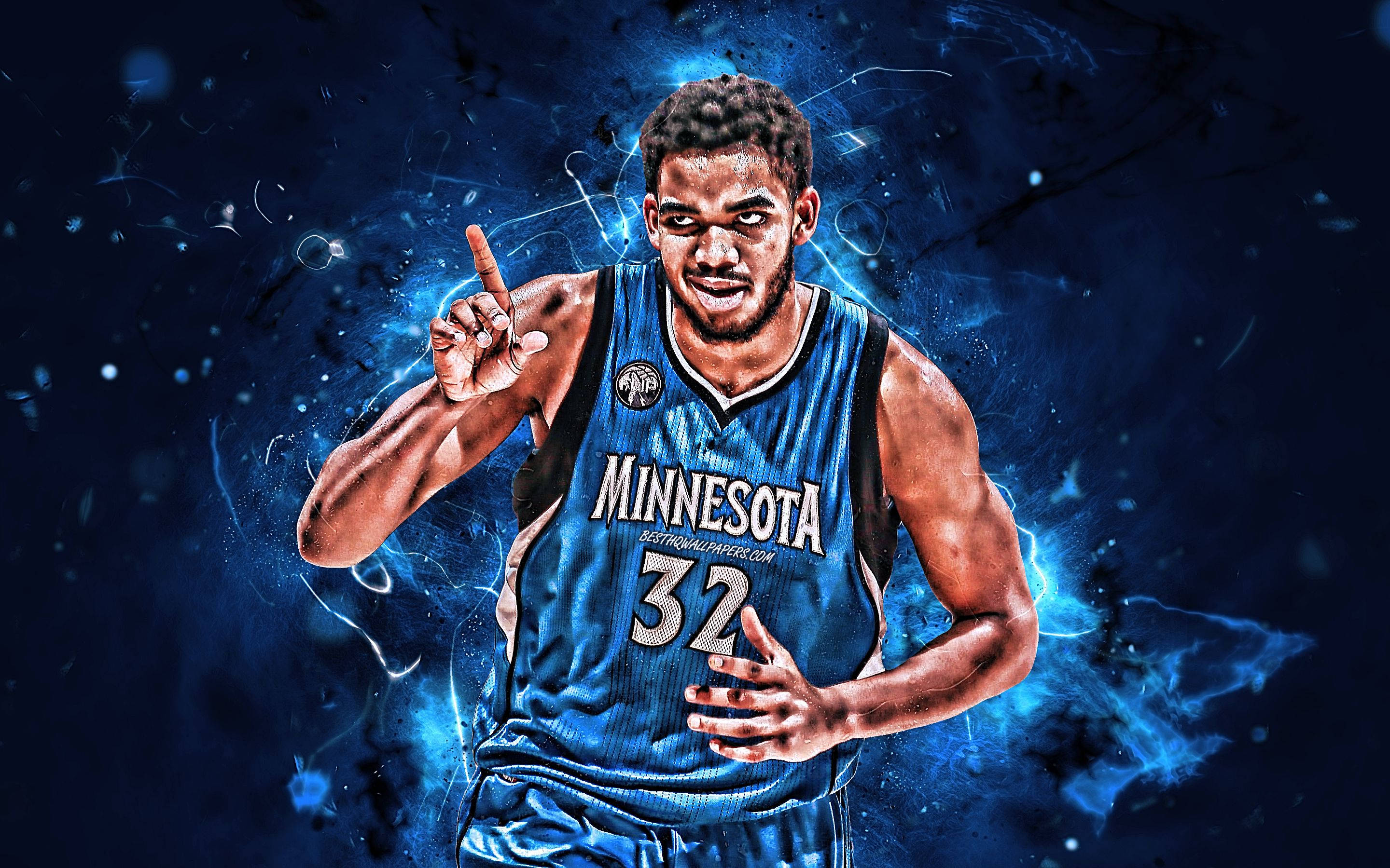 karl-anthony towns 桌布 壁紙 — 一名穿著明尼蘇達球衣號碼32的籃球運動員，在動態藍色能量背景下向上指。