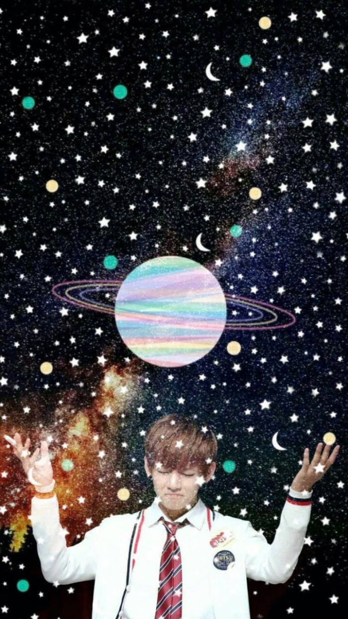 BTS 鎖定螢幕 桌布 壁紙 — 一名穿著校服的年輕男子在充滿星星、行星和彎月的生動宇宙天空下舉起雙臂。