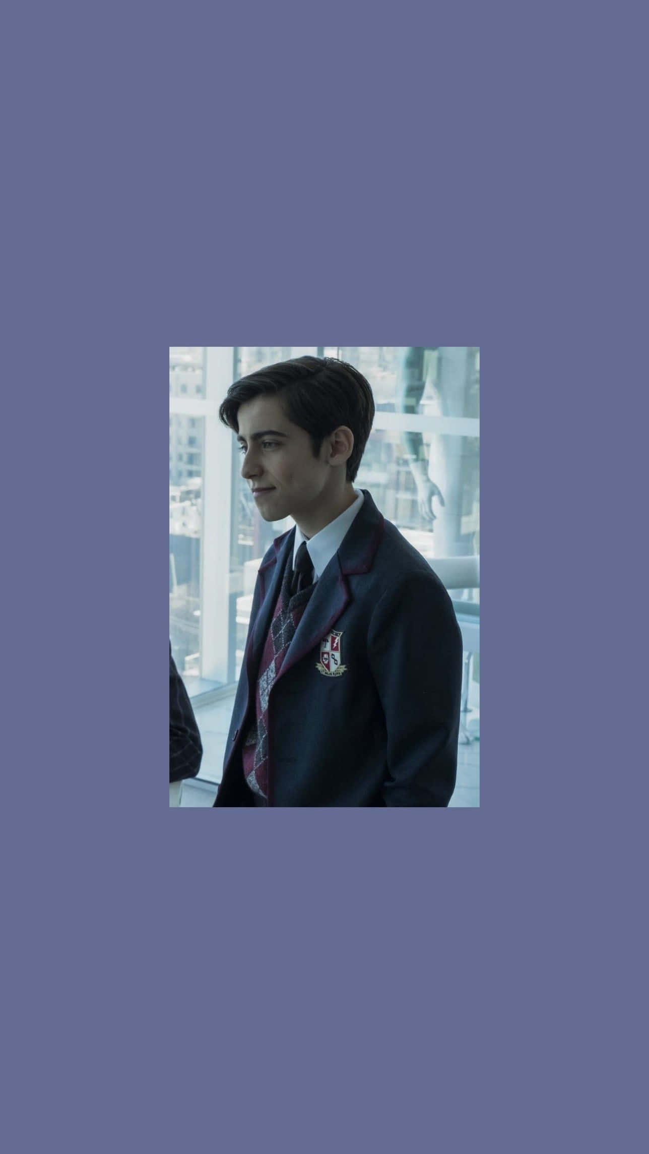 桌布 壁紙 — 一名穿著校服的年輕男子站在窗邊，身後可見城市建築。