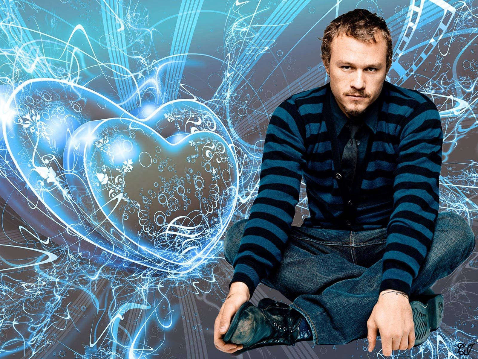 Heath Ledger 桌布 壁紙 — 一名穿著條紋毛衣的男子盤腿坐在發光的藍色抽象心形和漩渦背景前。