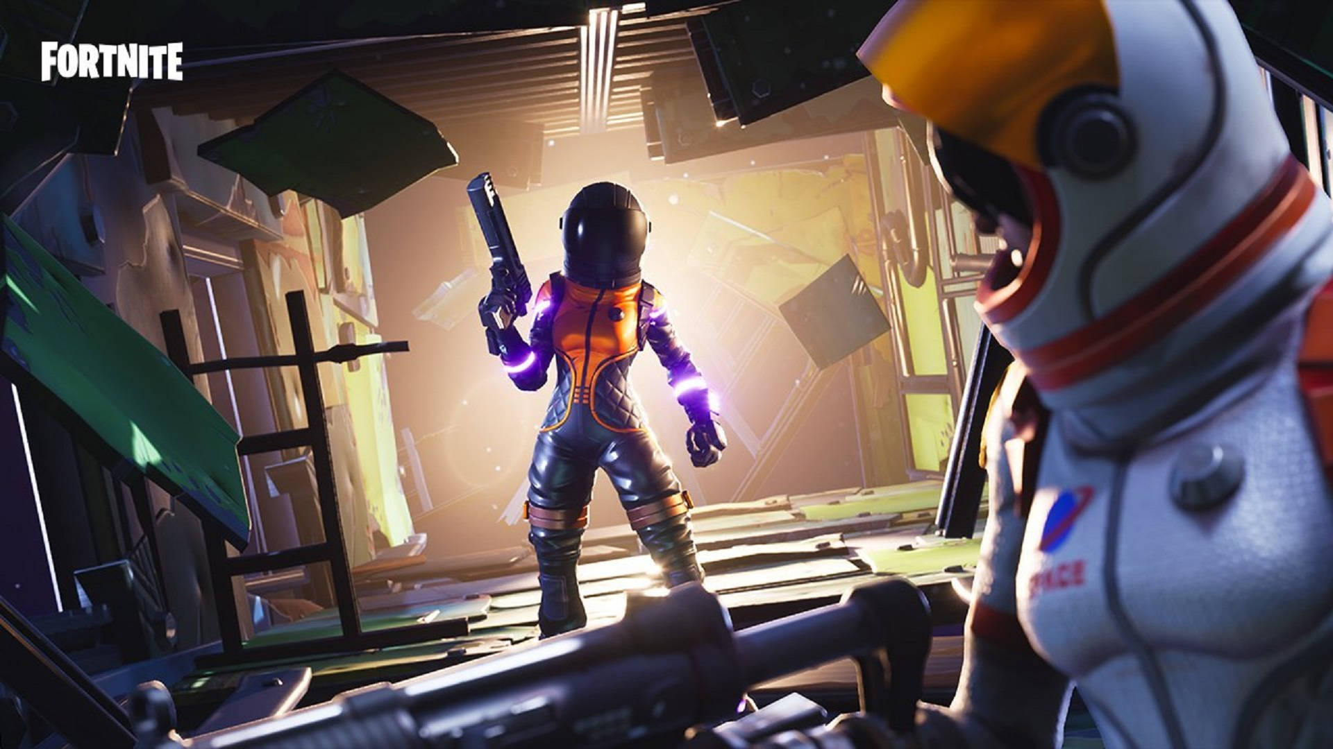 Fortnite 桌布 壁紙 — 一名穿著橙色和黑色裝備的Fortnite太空人，在破碎的太空船內部手持發光武器準備就緒。