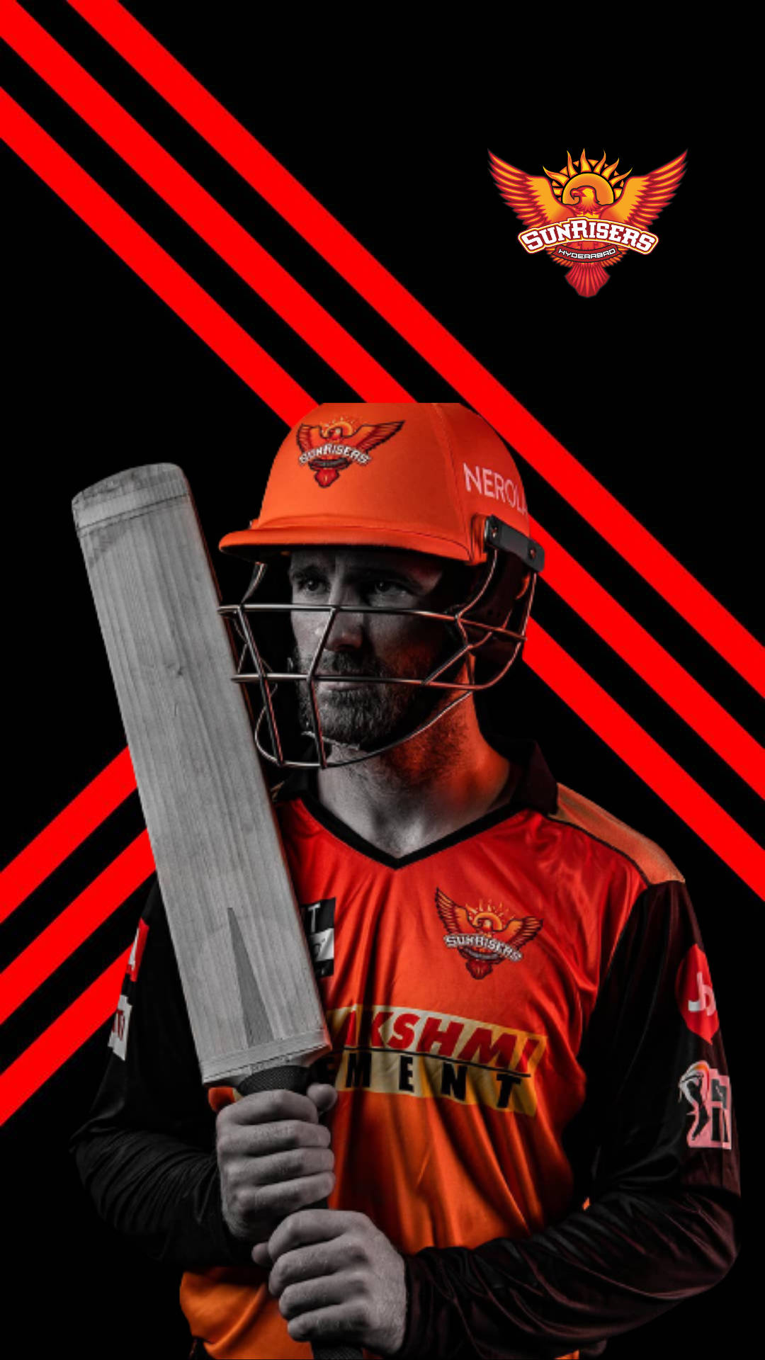 Sunrisers Hyderabad 桌布 壁紙 — 一名穿著橙色裝備的板球運動員在鮮明的紅色斜紋背景前揮舞球棒。