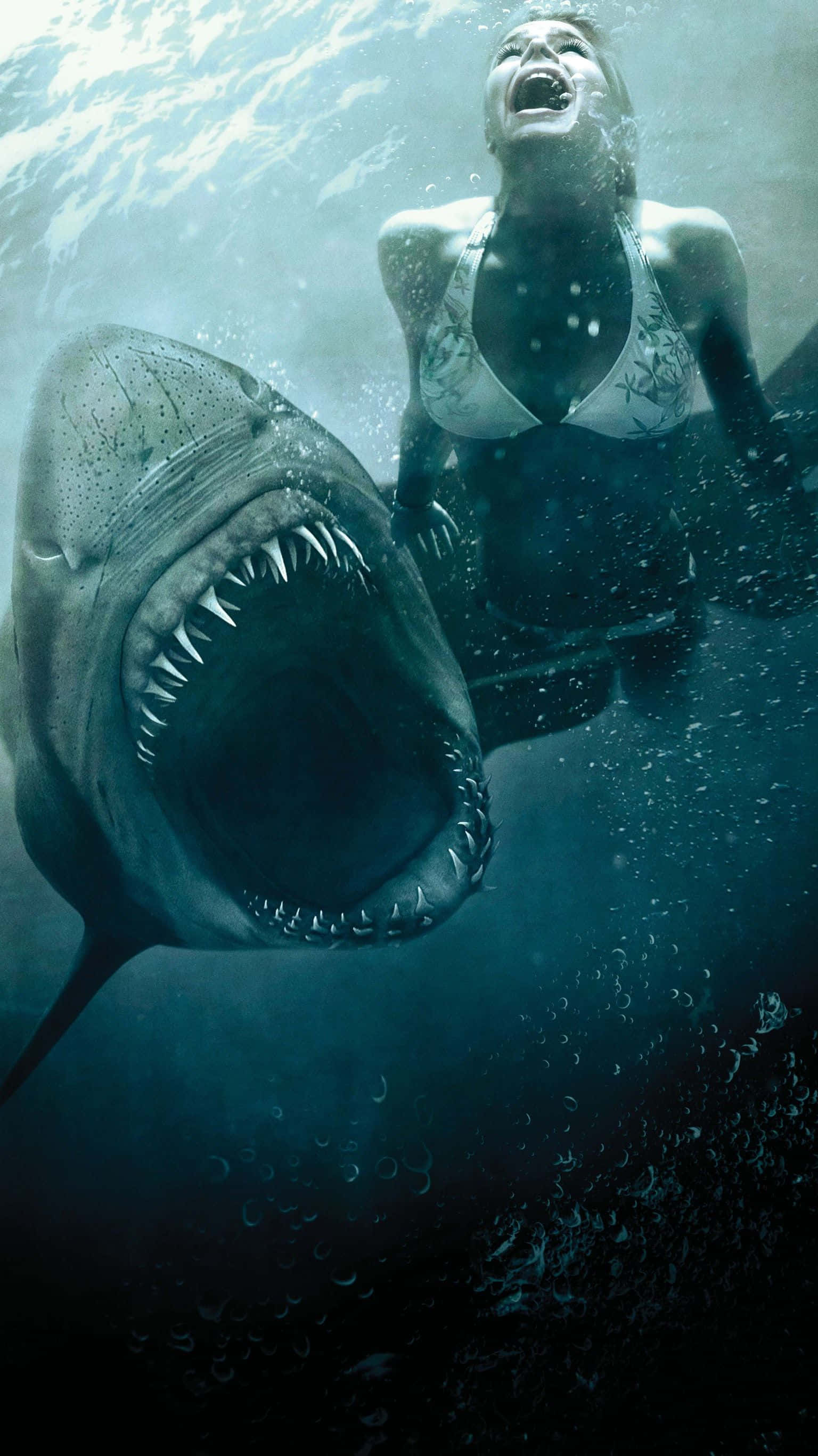 Scary Shark 桌布 壁紙 — 一名穿著比基尼的驚恐女子尖叫，一條巨大的大白鯊在水下向她猛撲過來。
