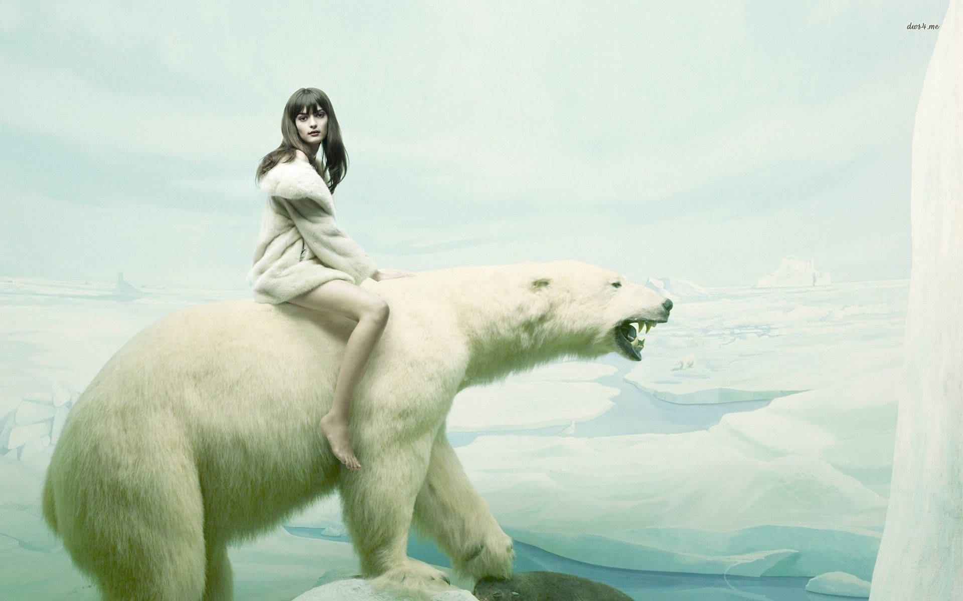 Polar 桌布 壁紙 — 一名穿著毛絨外套的女子騎著咆哮的北極熊，在蒼白天空下穿越廣闊的冰凍苔原。