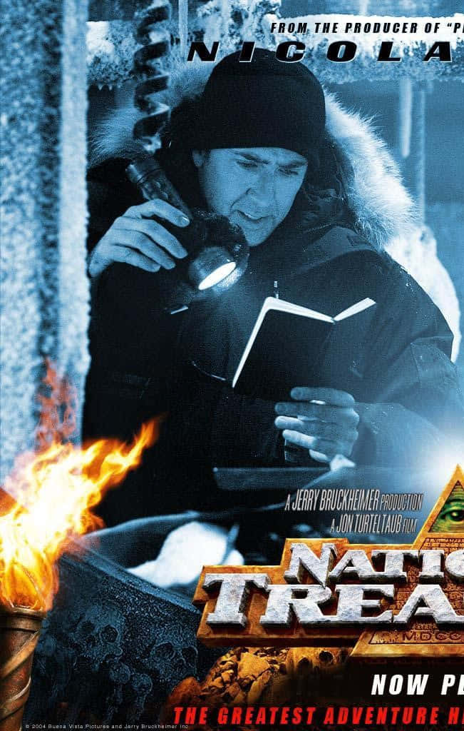 National Treasure 桌布 壁紙 — 一名穿著毛領冬季外套的男子，在冰天雪地的環境中，手持手電筒和筆記本，旁邊是熊熊燃燒的營火。