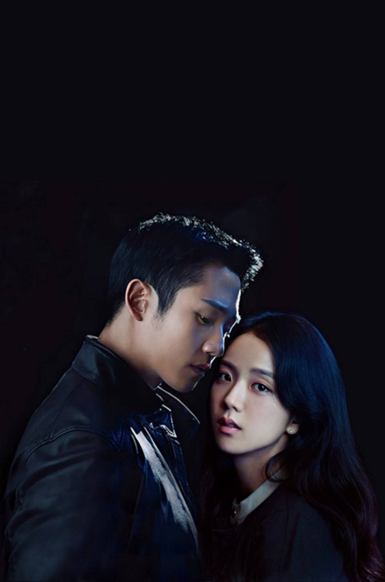 drama 桌布 壁紙 — 一名穿著深色衣服的男士和女士在戲劇性燈光下，在黑色背景前專注地凝視對方。