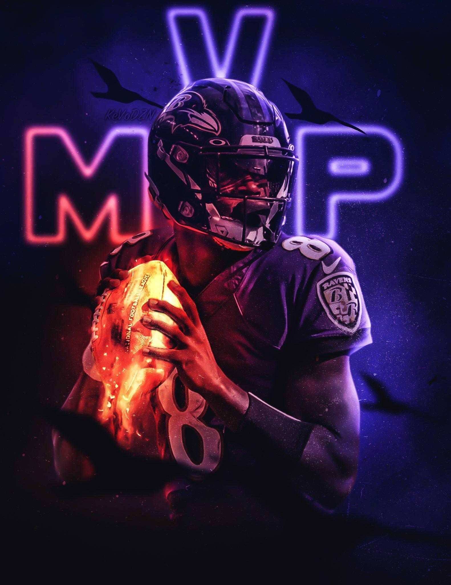 NFL 桌布 壁紙 — 一名穿著烏鴉隊球衣的足球運動員，在黑暗背景中手持發光的足球，背景有霓虹燈 'VMP' 字母和飛翔的烏鴉。