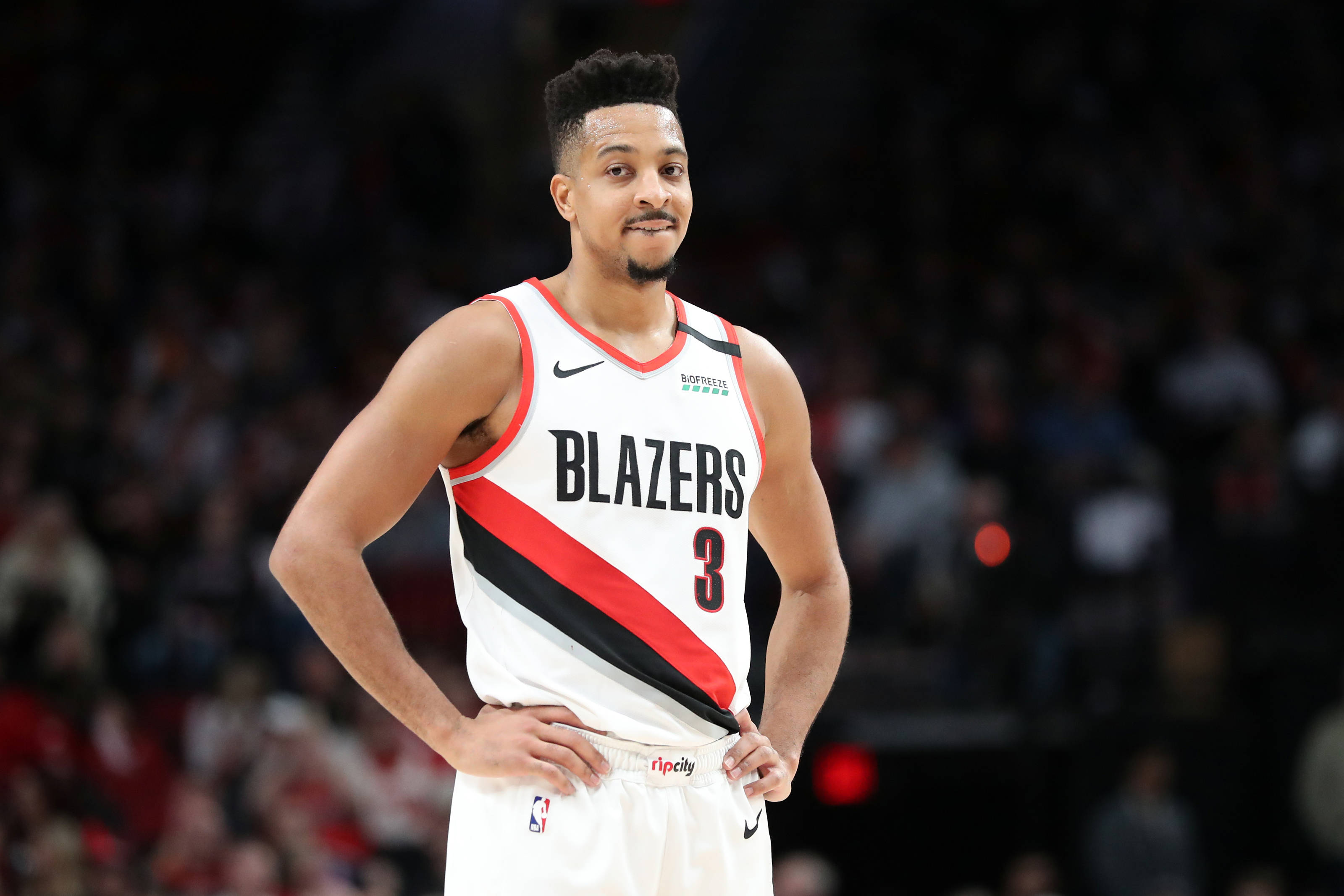 Cj 桌布 壁紙 — 一名穿著白色、紅色和黑色 Blazers 球衣的籃球運動員在比賽中自信地雙手叉腰站立。