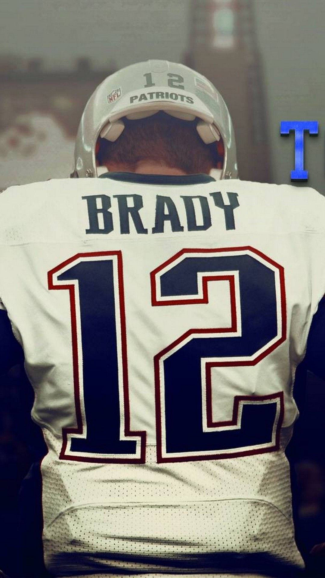 Tom Brady 桌布 壁紙 — 一名穿著白色Patriots球衣的美式足球員背面，球衣背面有號碼12和名字Brady。