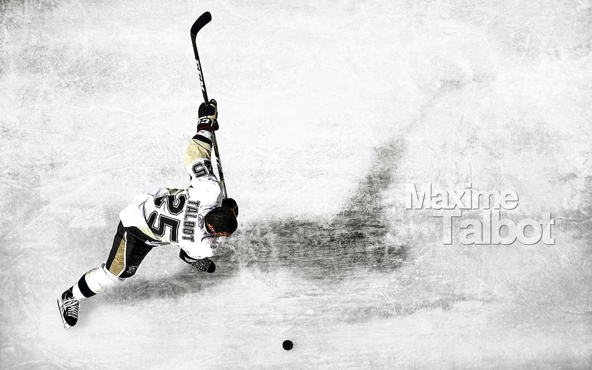 hockey 桌布 壁紙 — 一名穿著白色和金色裝備的曲棍球運動員在冰上低身潛水，手持球桿，冰球在附近，高對比度風格化鏡頭。