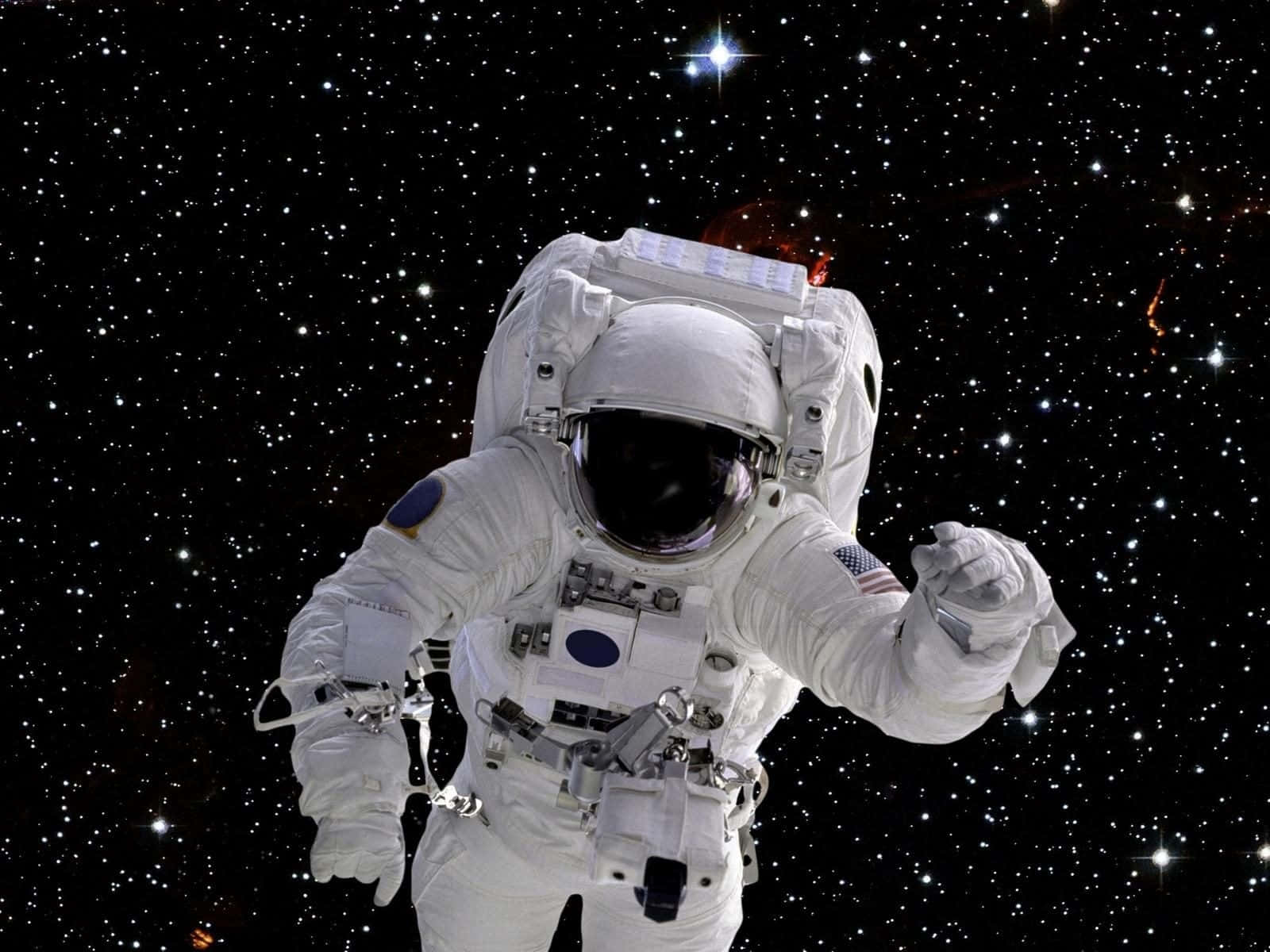 太空 桌布 壁紙 — 一名穿著白色太空衣的太空人，在星光熠熠的宇宙背景下漂浮，周圍有發光的星雲。